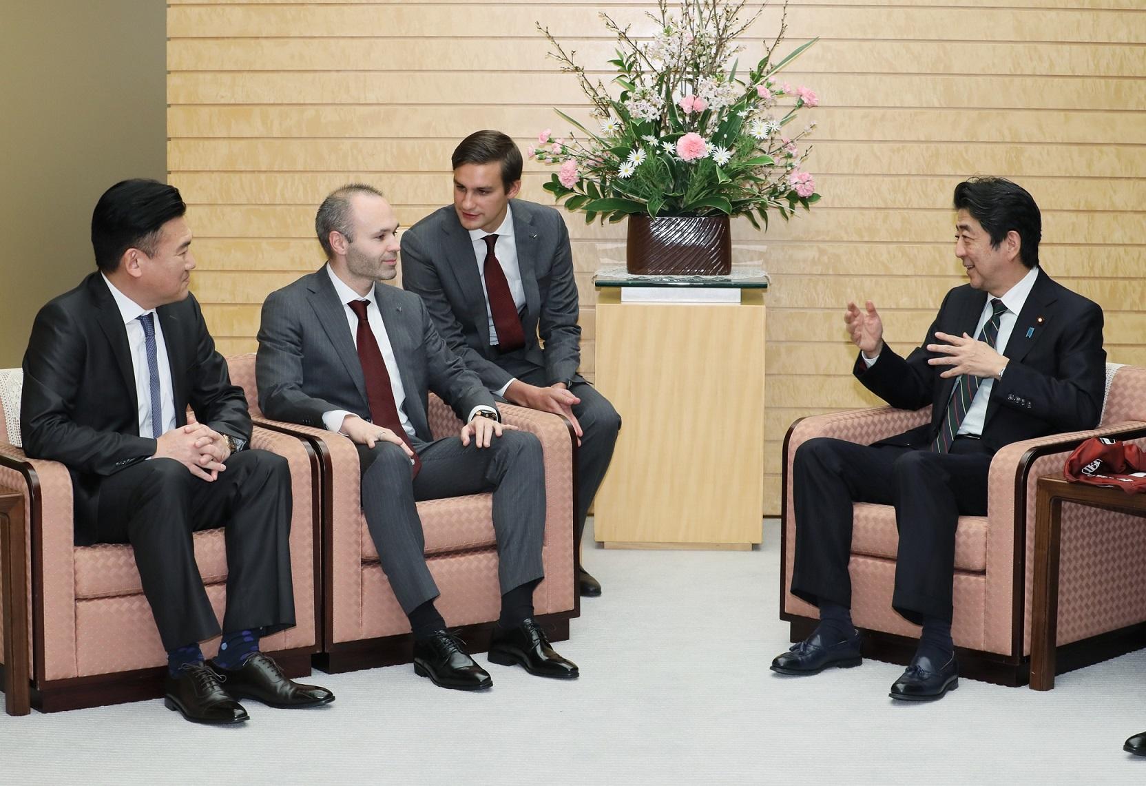 安倍总理在总理大臣官邸接受了安德雷斯・伊涅斯塔选手等的拜访。