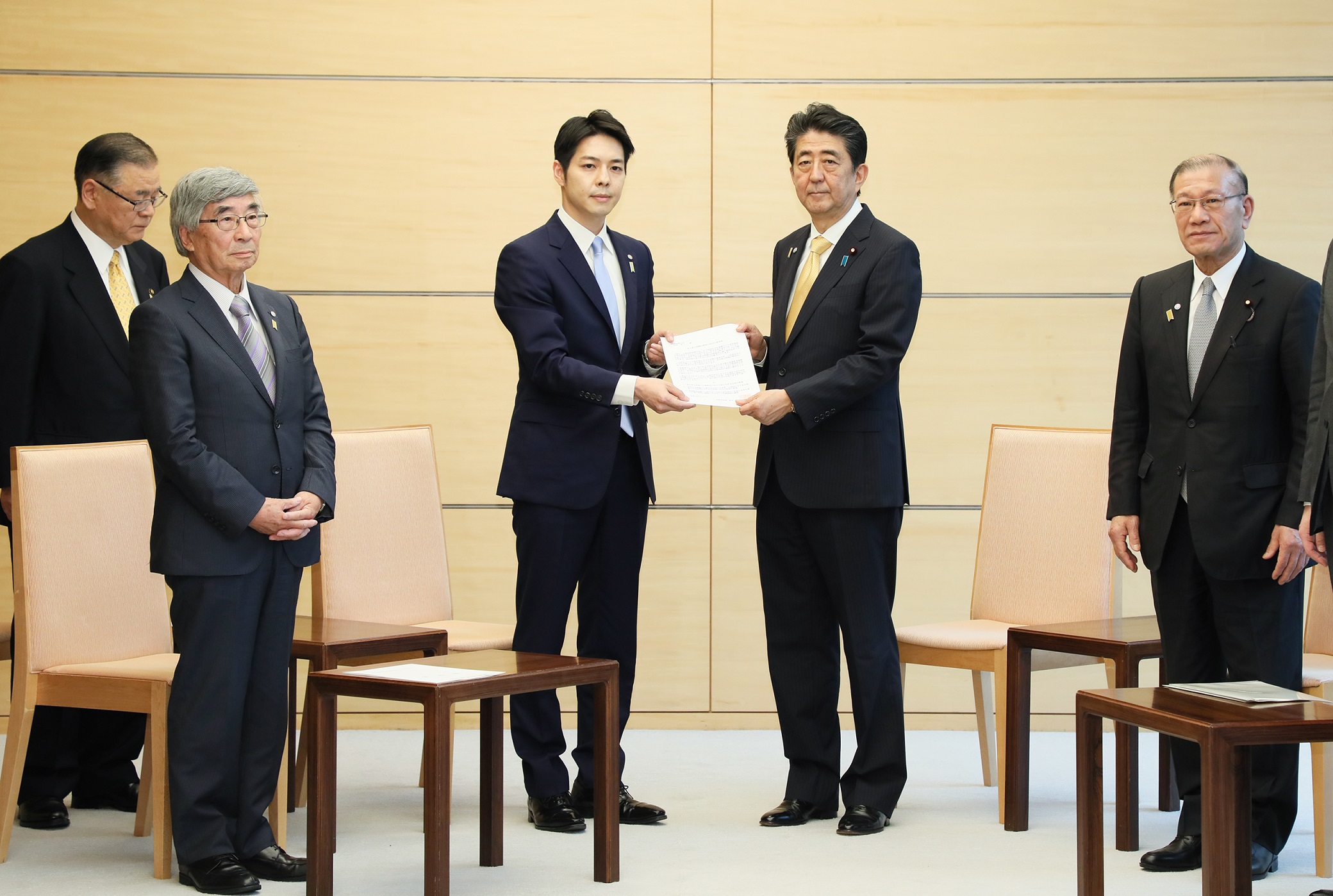 北海道 知事 鈴木 直道 北海道知事の鈴木直道はモデル級のイケメンで実績がヤバい 奥さんや子供は