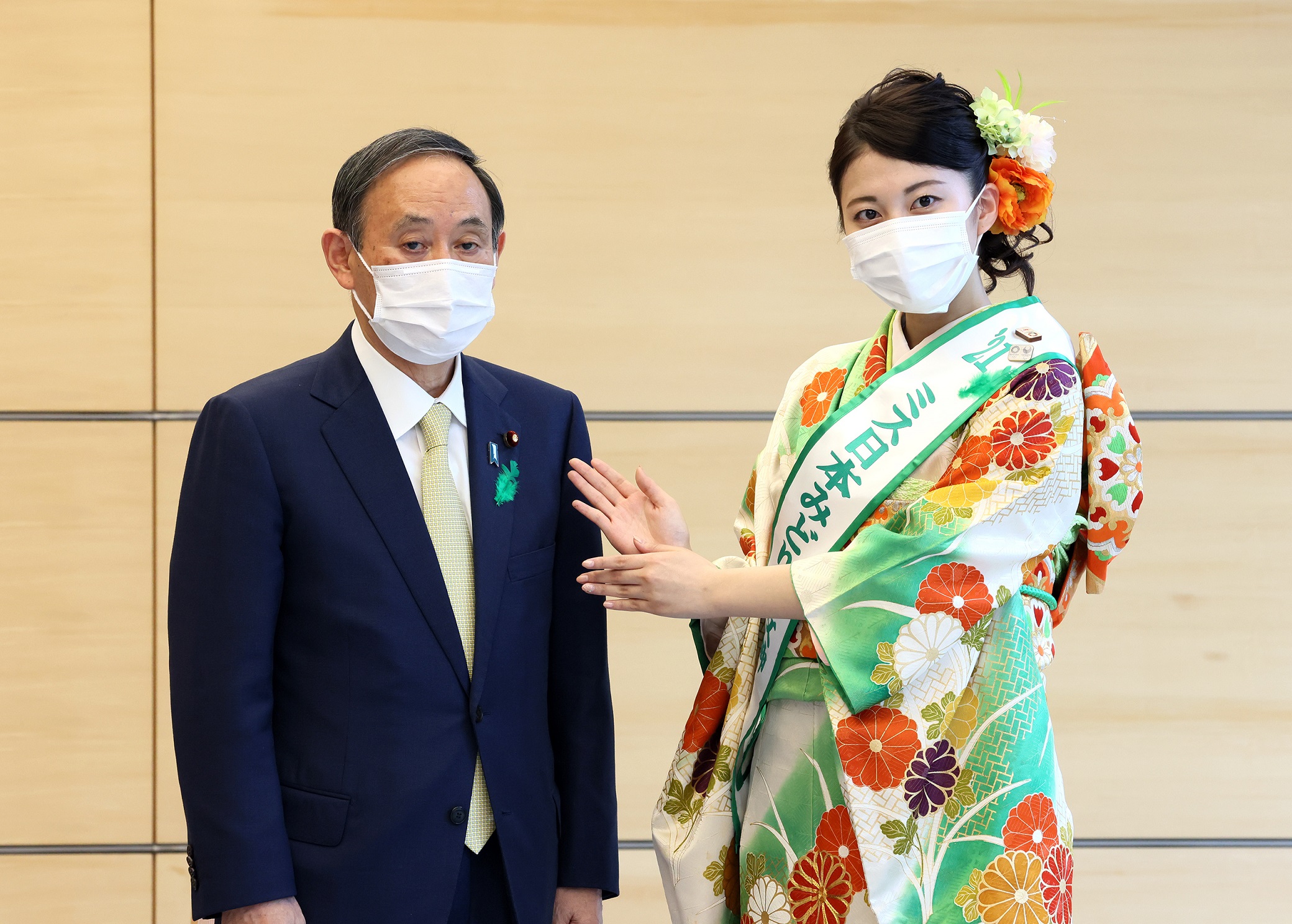 日本绿色女神和日本樱花女王等人拜访总理（佩戴绿色羽毛宣传活动）