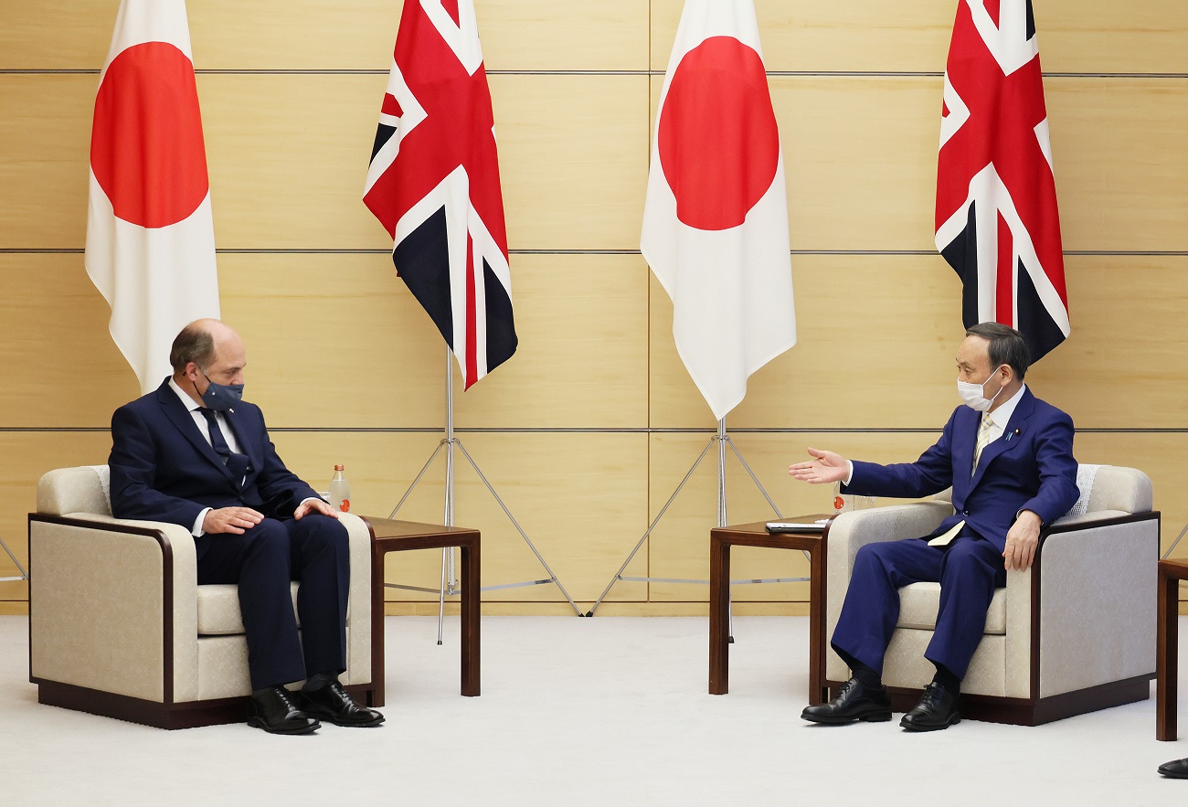 会见英国国防大臣华莱士