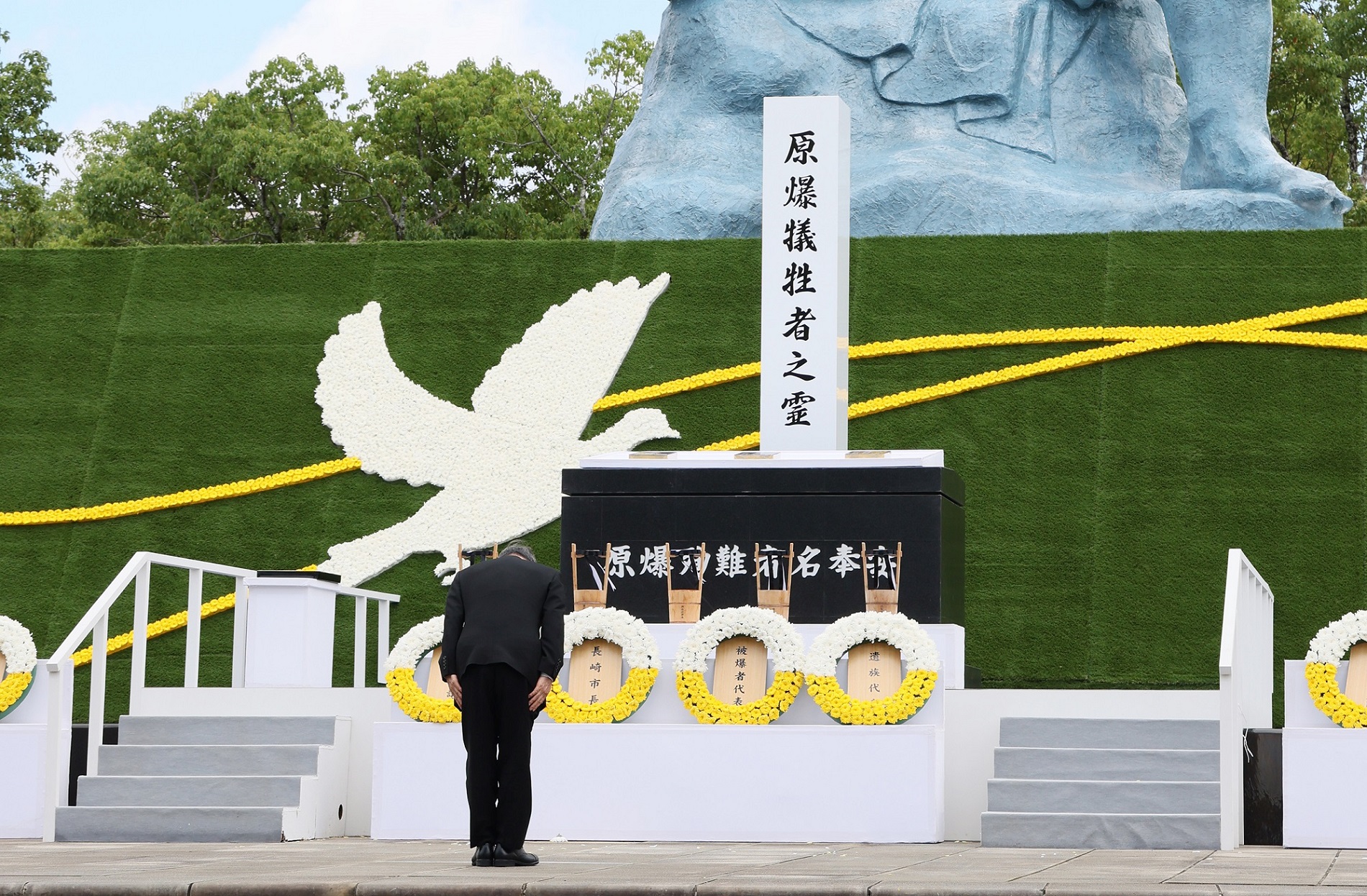 出席长崎市原子弹爆炸遇难者悼念暨和平祈愿仪式等