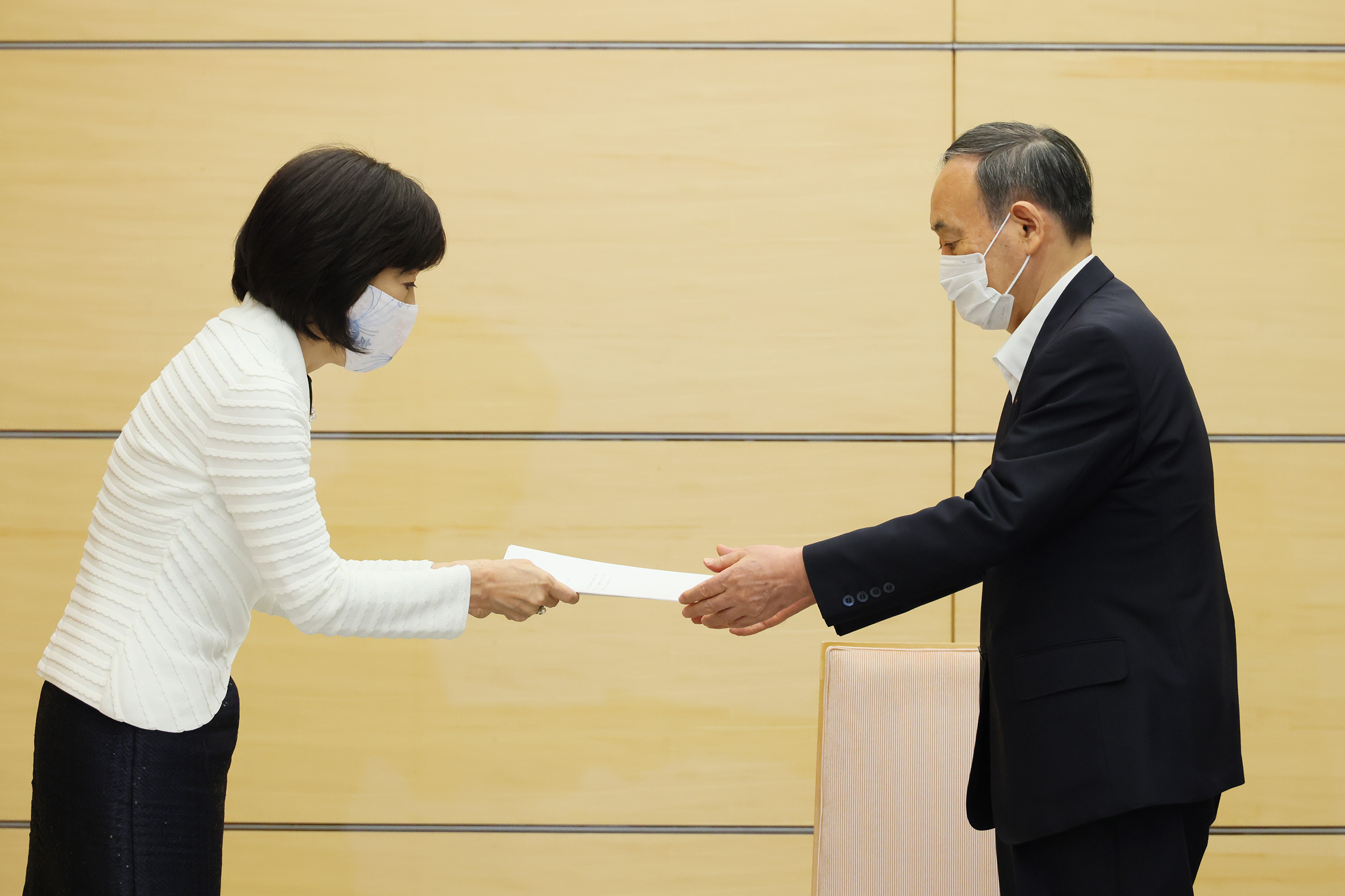 递交人事院建议书