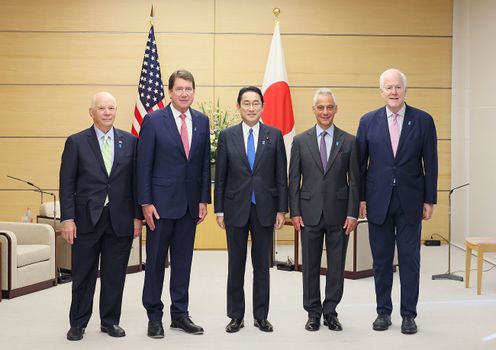 会见美国联邦参议员哈格蒂一行