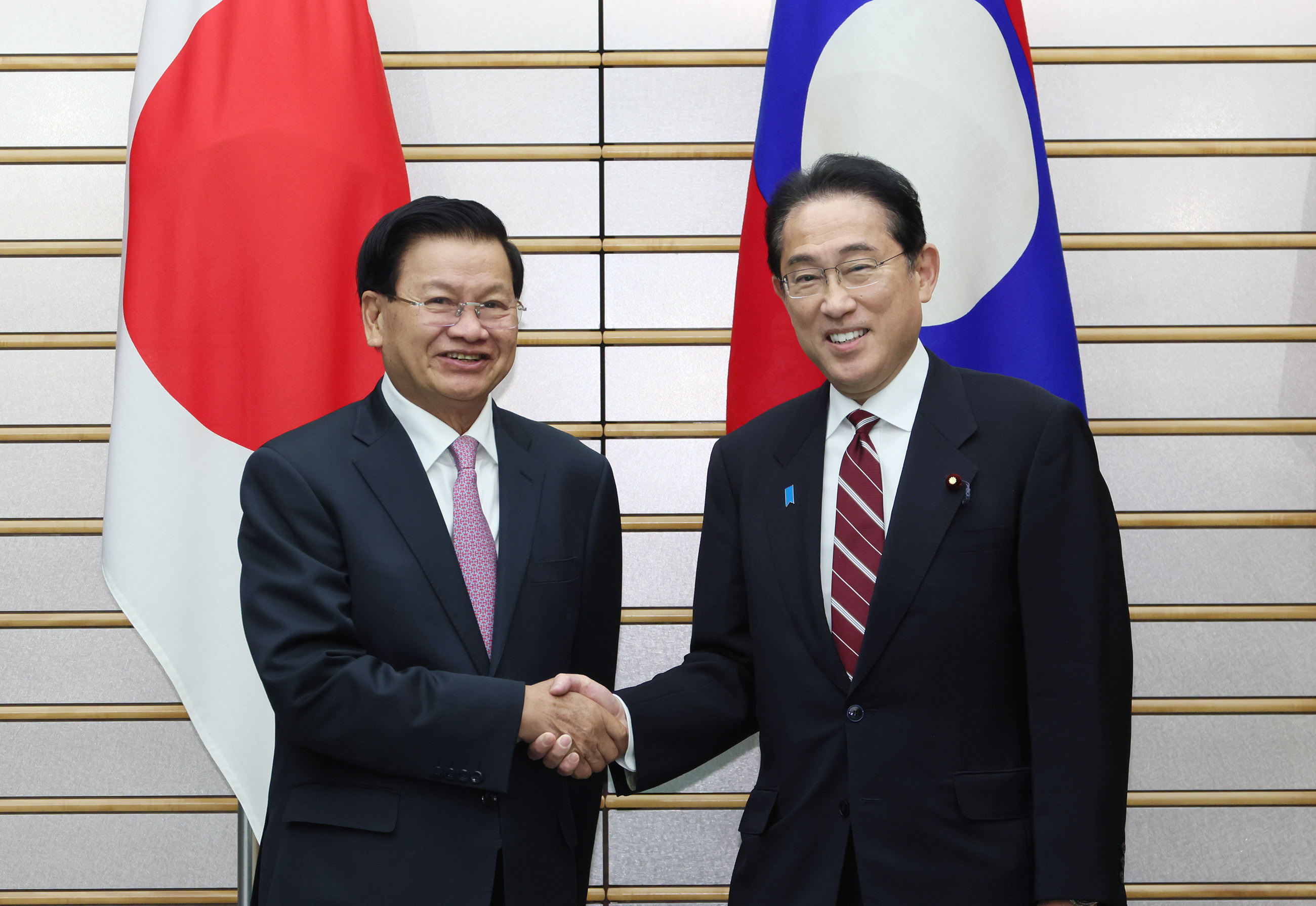 举行日本老挝首脑会谈