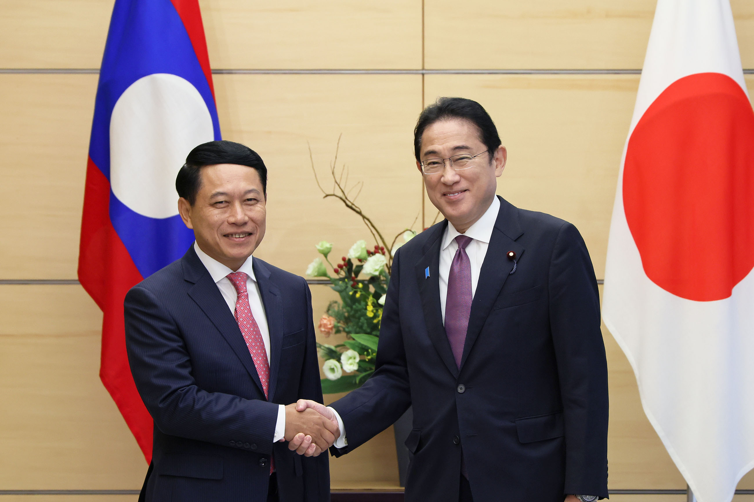 会见老挝人民民主共和国副总理兼外交部长沙伦赛