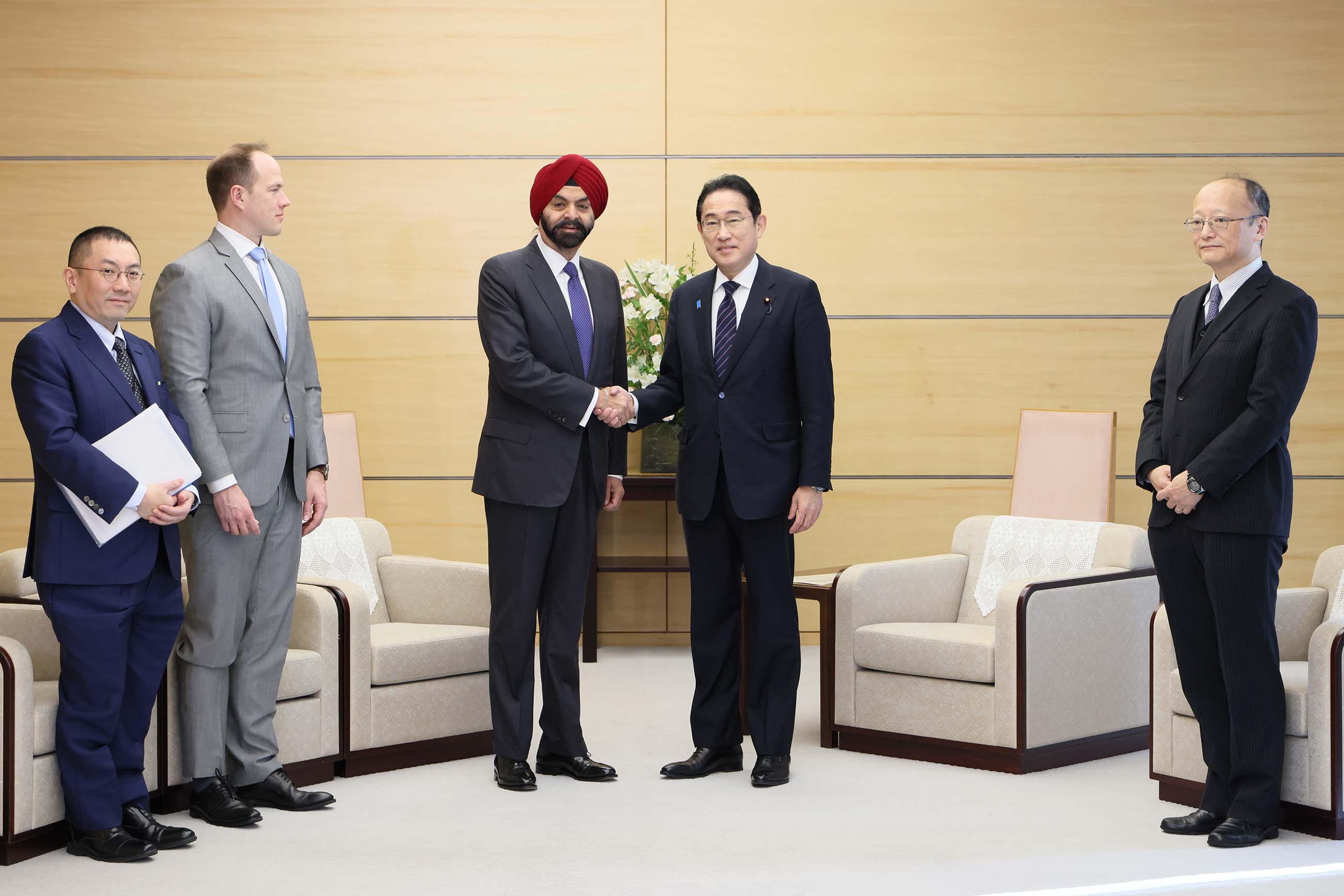 接受拜访的岸田首相