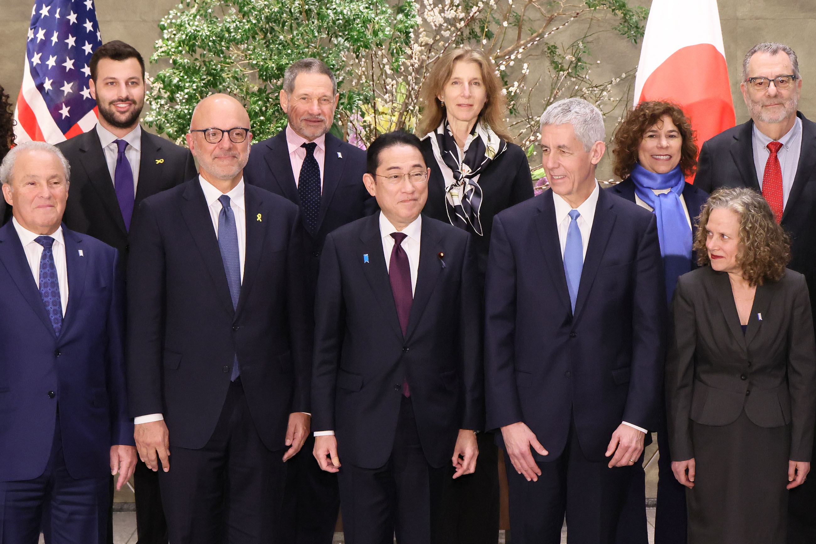 接见访问团的岸田首相