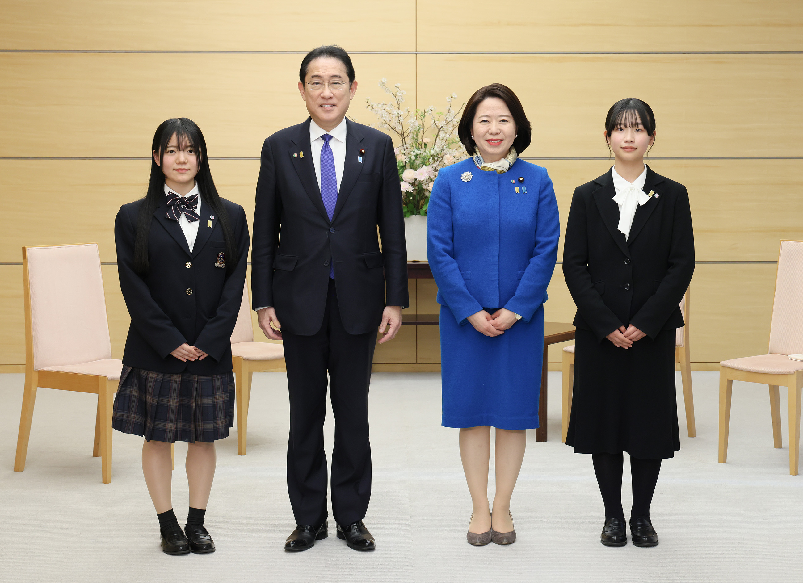 会见“思考北方领土”高中生辩论大赛会获奖者