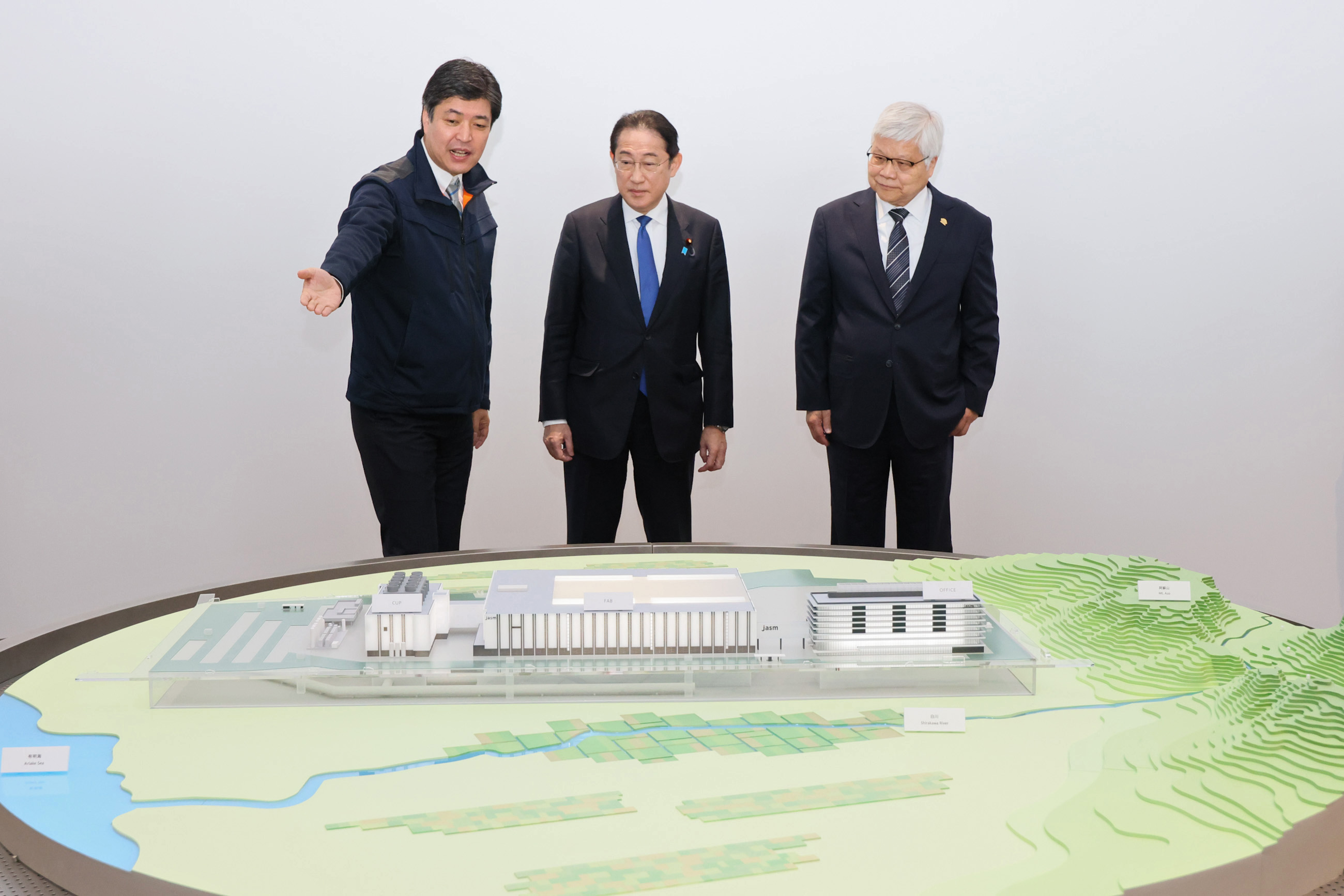 岸田首相视察TSMC的工厂