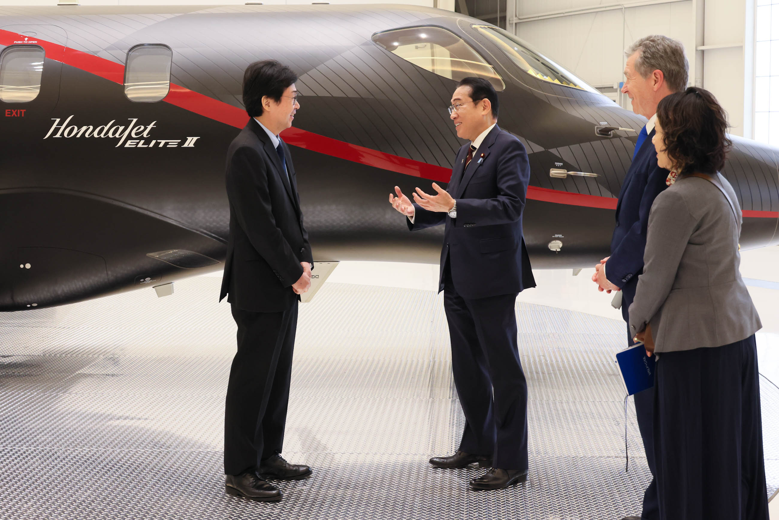 岸田首相访问本田飞机公司