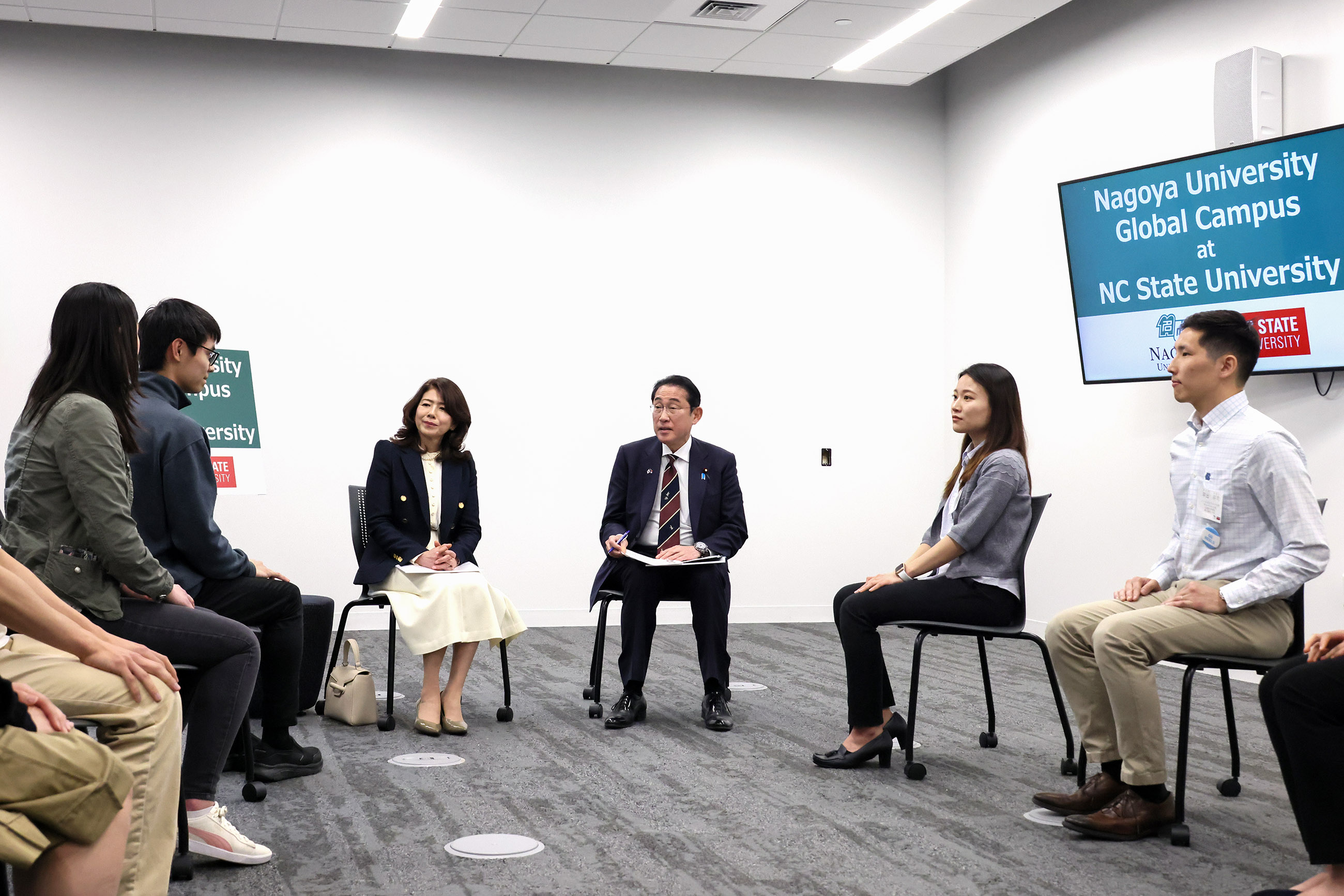 岸田首相夫妇与日本人留学生恳谈