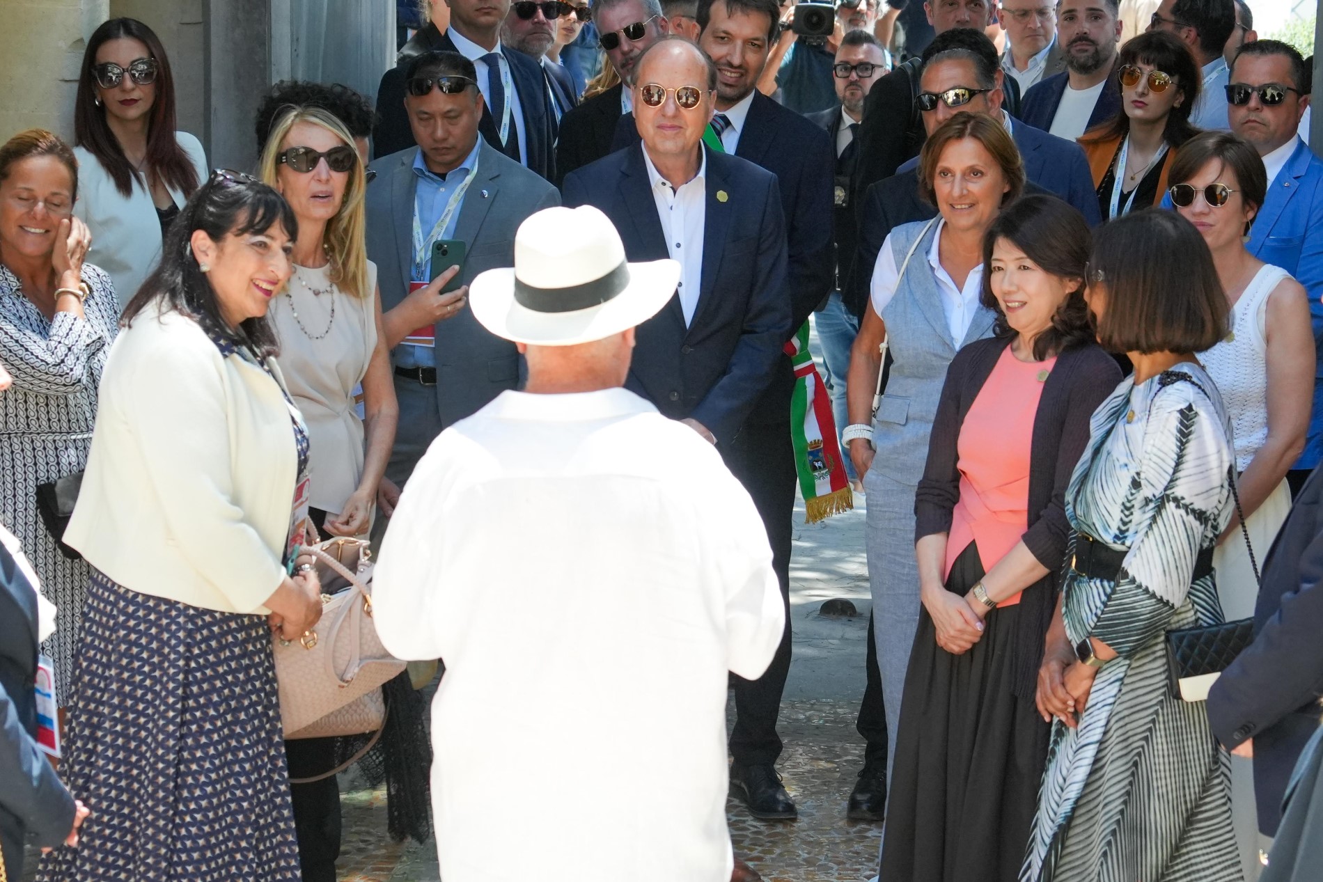 首相夫人参观在格鲁塔格列的陶瓷器店2