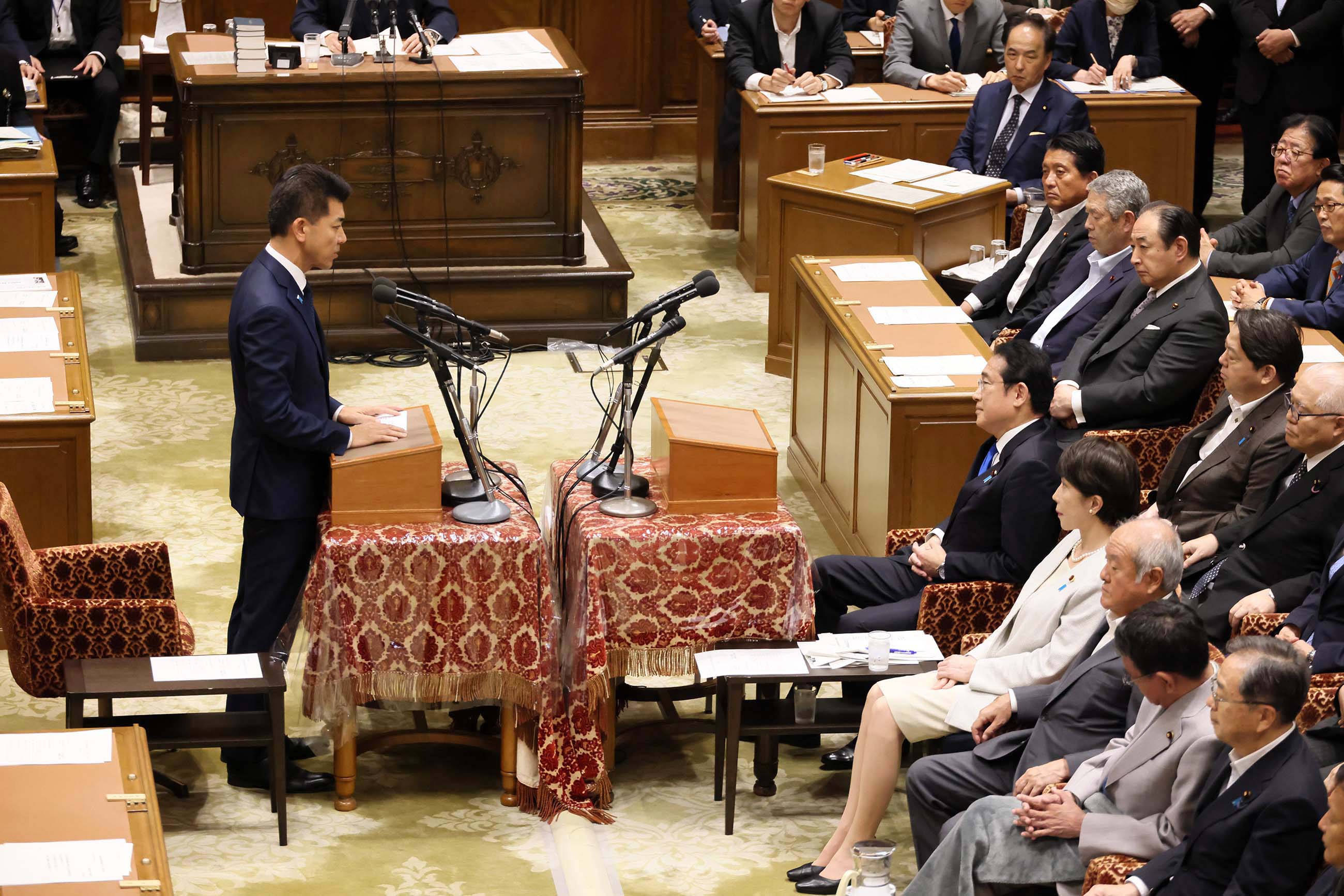 岸田首相聆听发言2