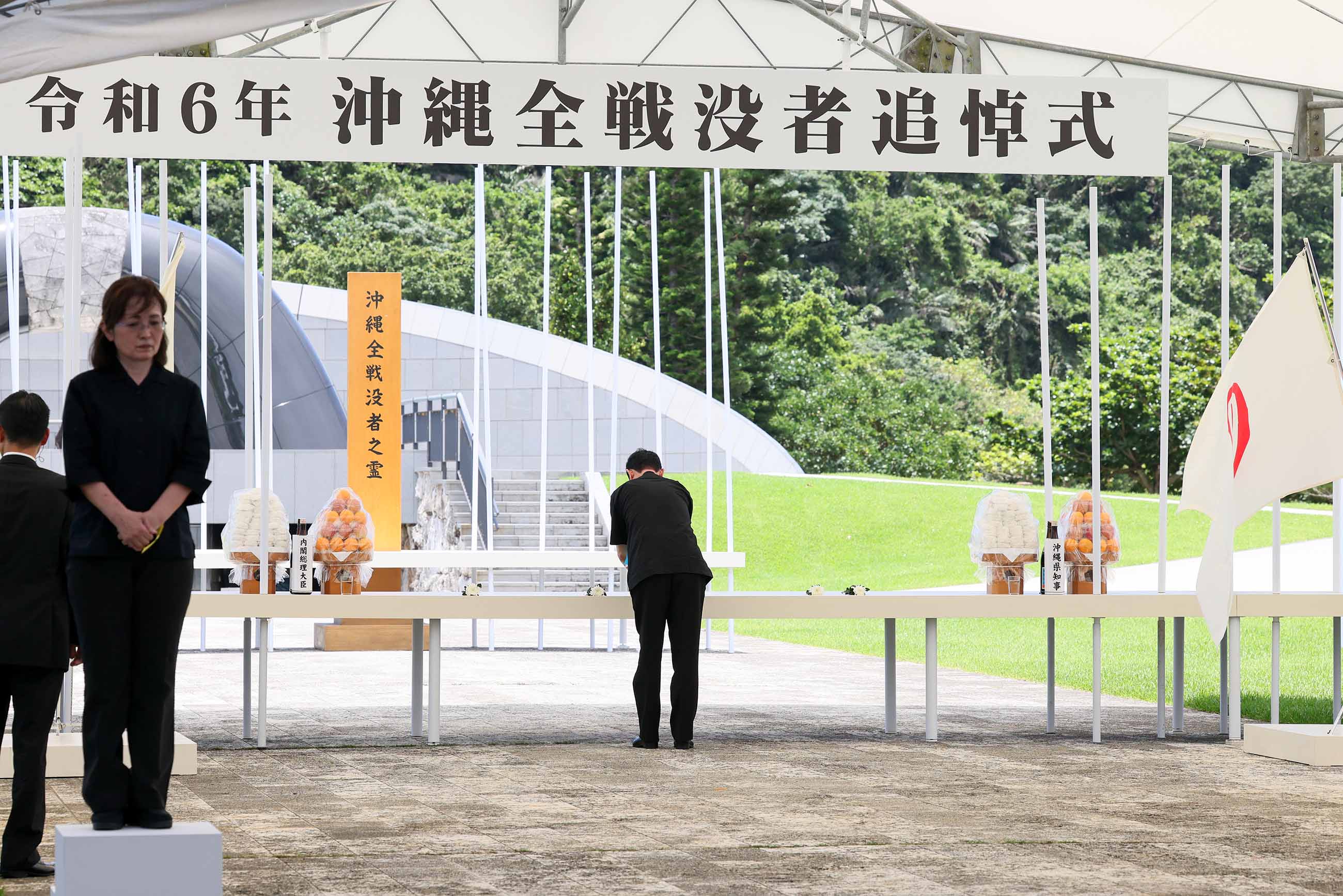 岸田首相在冲绳全体战殁者追悼仪式献花2