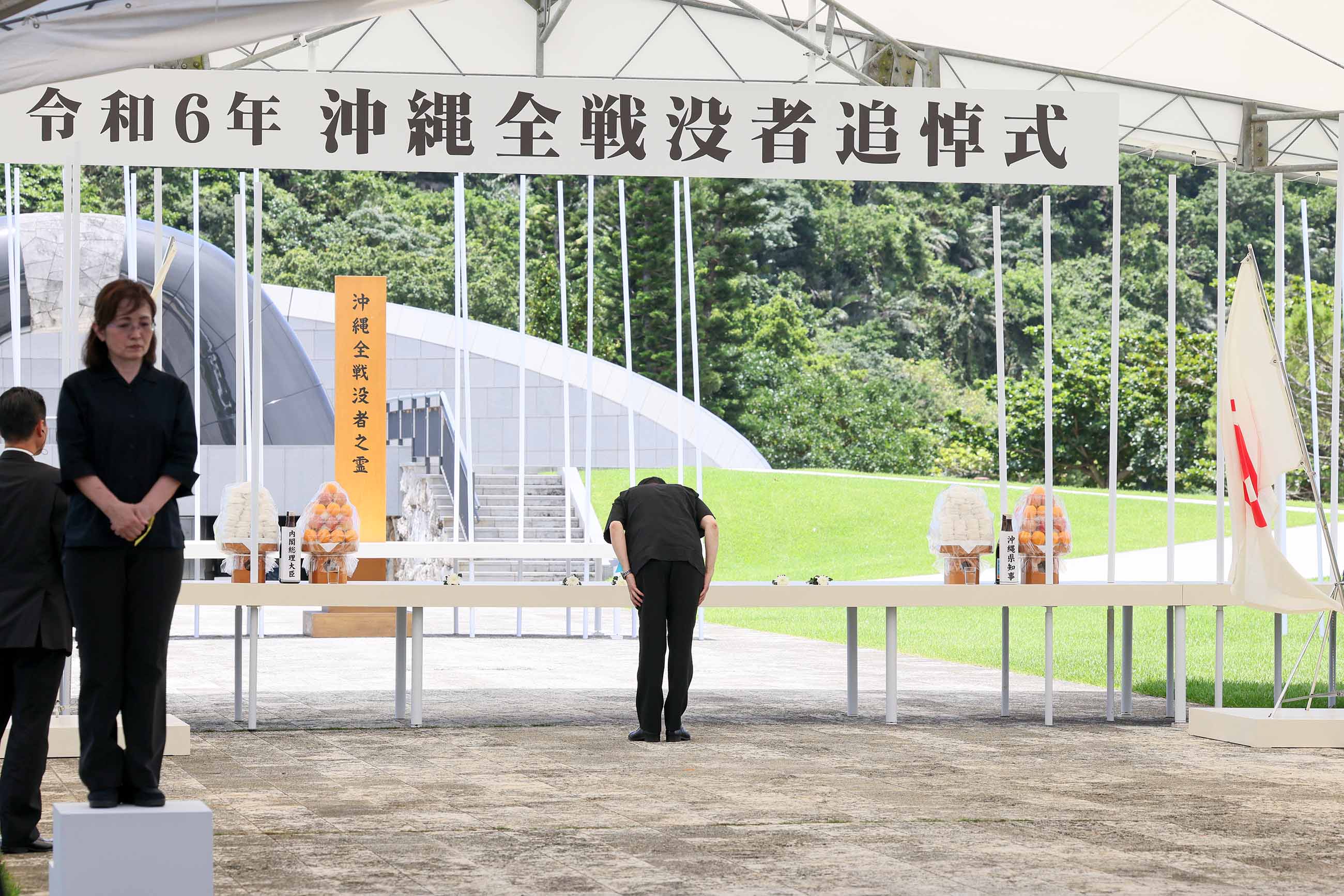 岸田首相在冲绳全体战殁者追悼仪式献花3