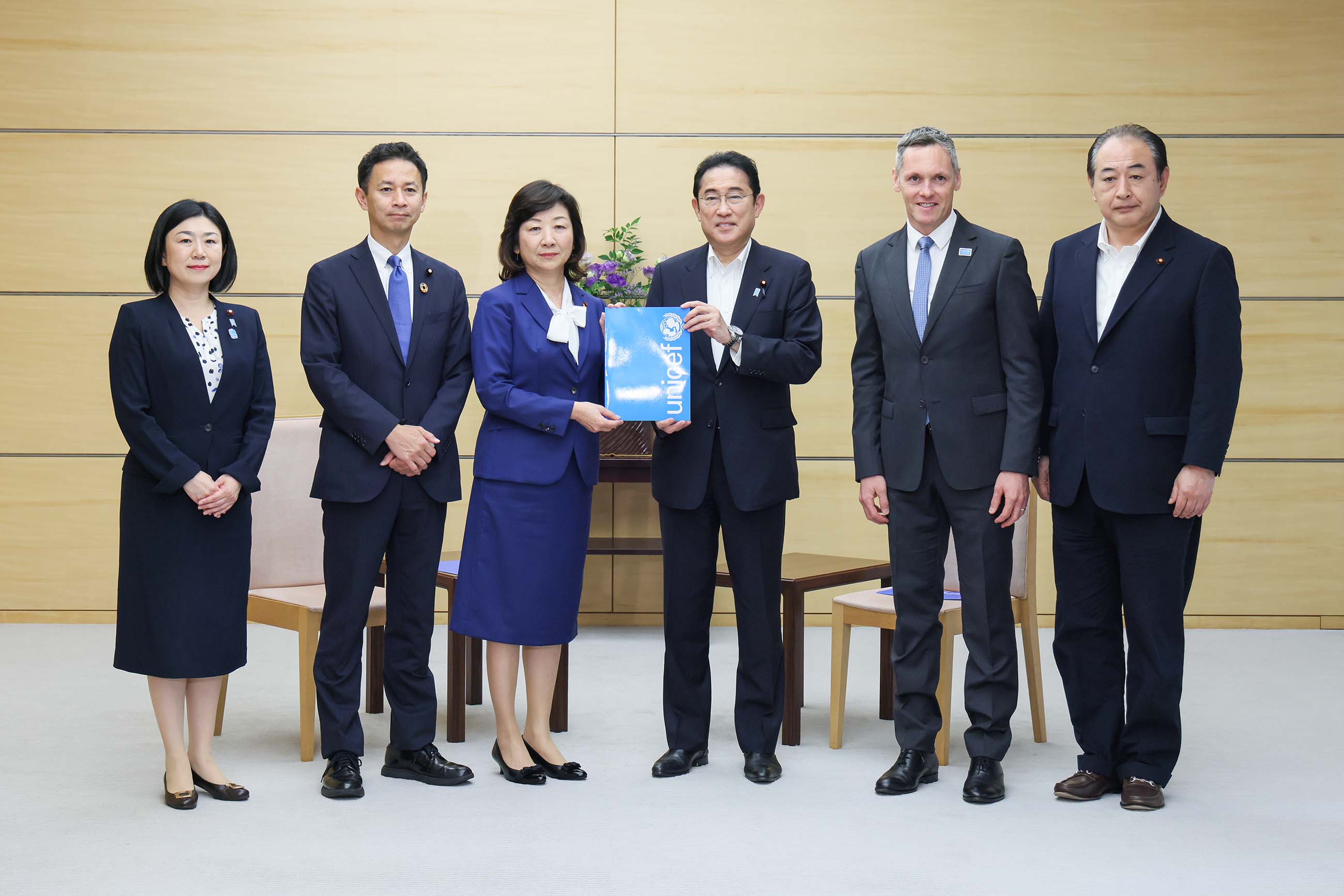 接受联合国儿童基金会议员联盟的拜会