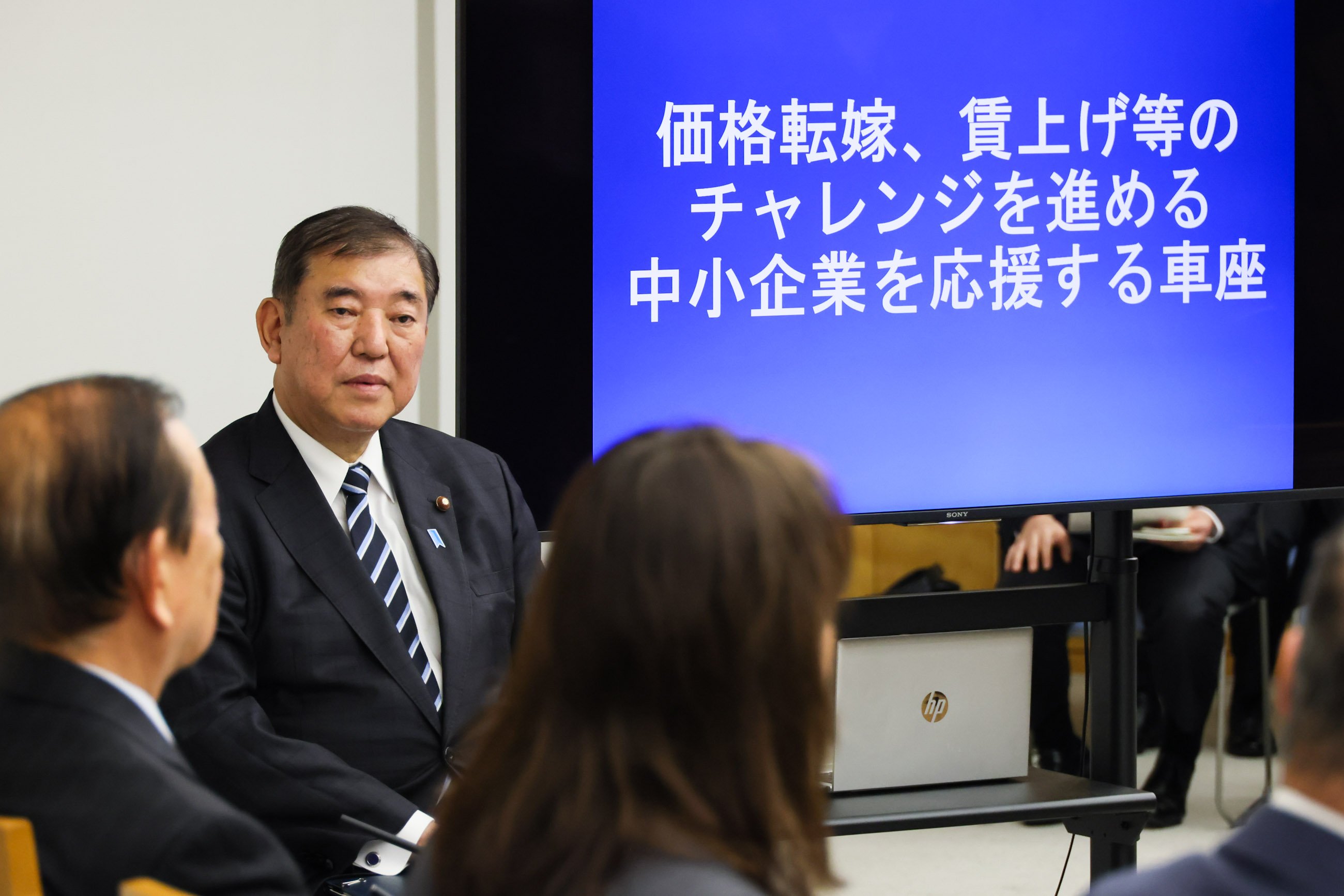 石破首相在围坐对话听取意见