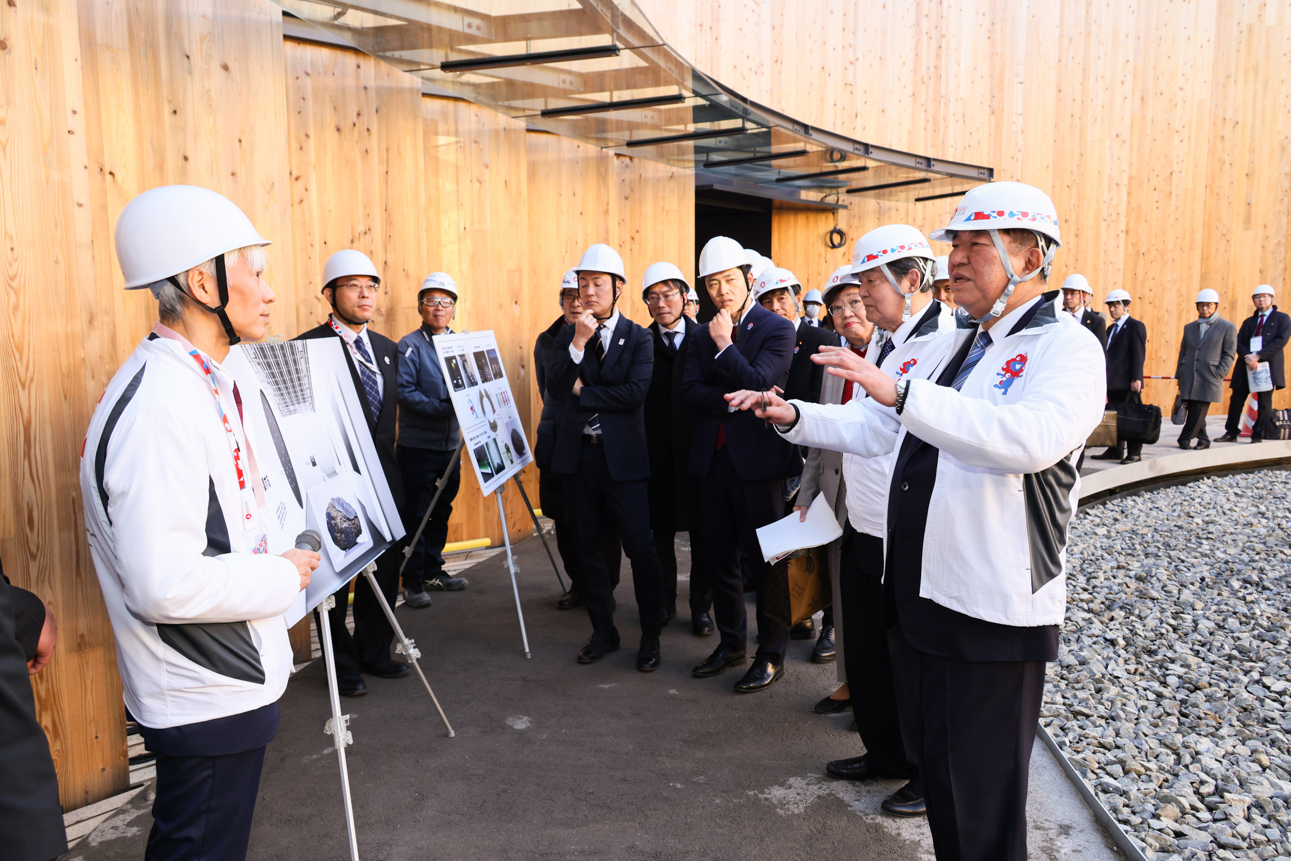 石破首相视察日本馆1