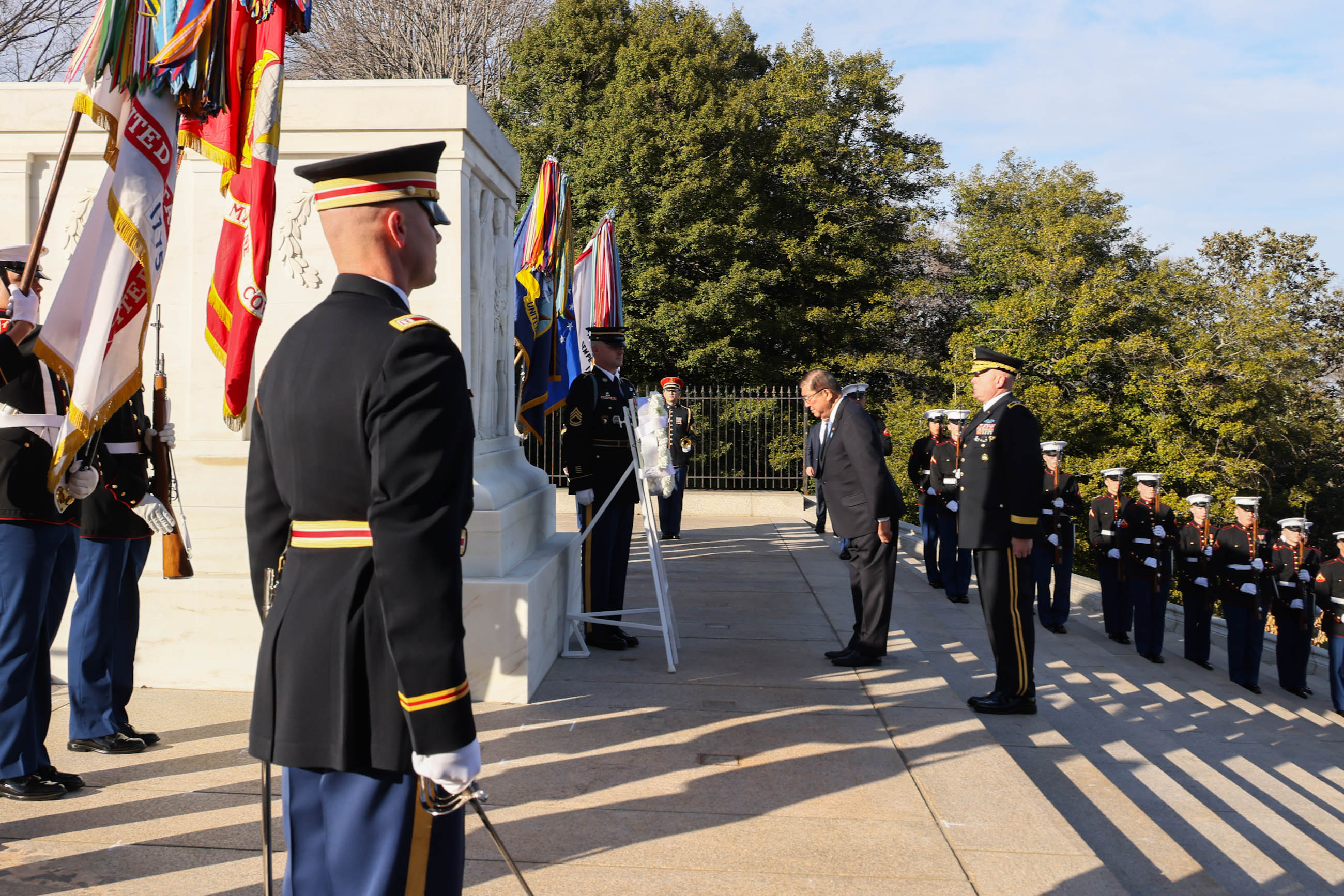 石破首相在阿灵顿国家公墓献花2