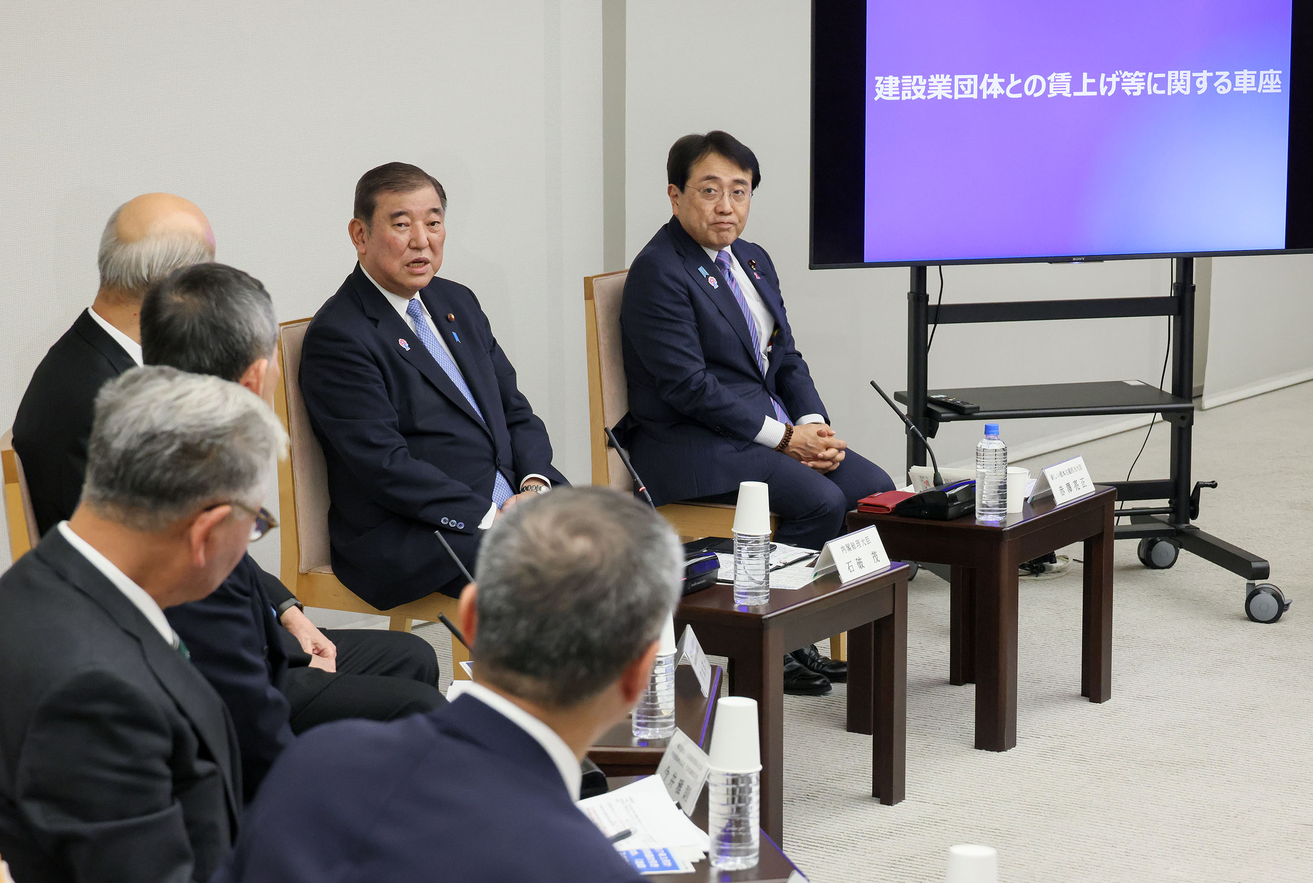 与建筑行业相关团体代表就涨薪等召开座谈会