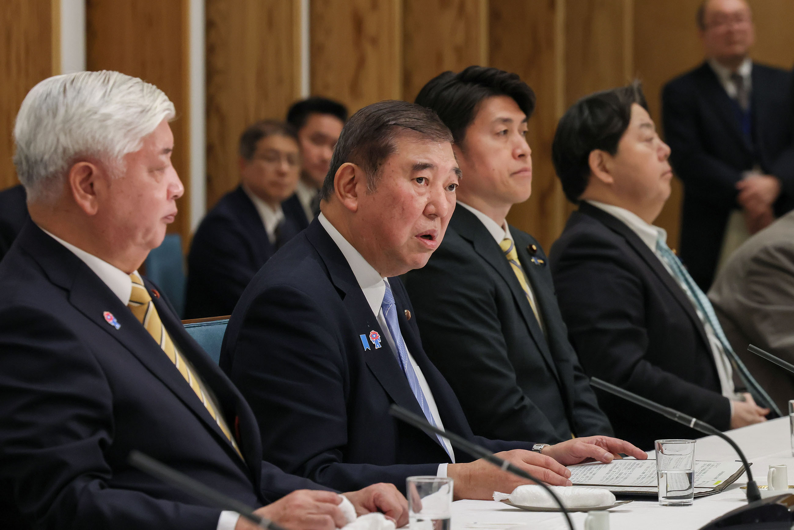 出席政府与执政党联络会议