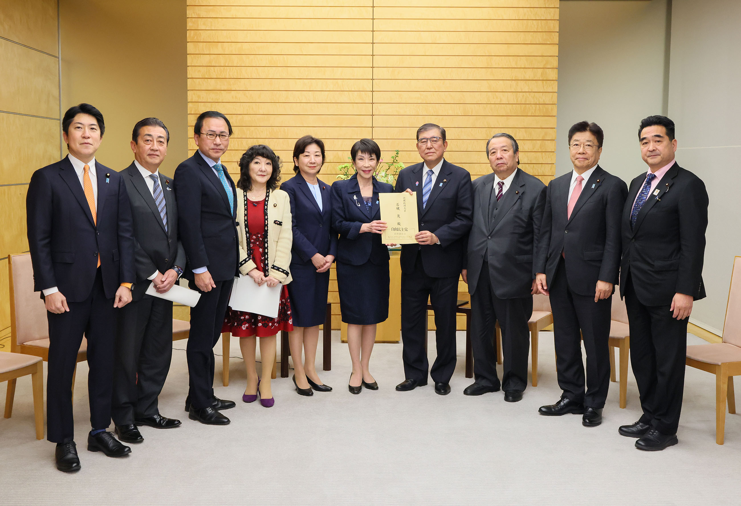 接受自民党“治安・恐怖主义・网络犯罪对策调查会”提交的建议书