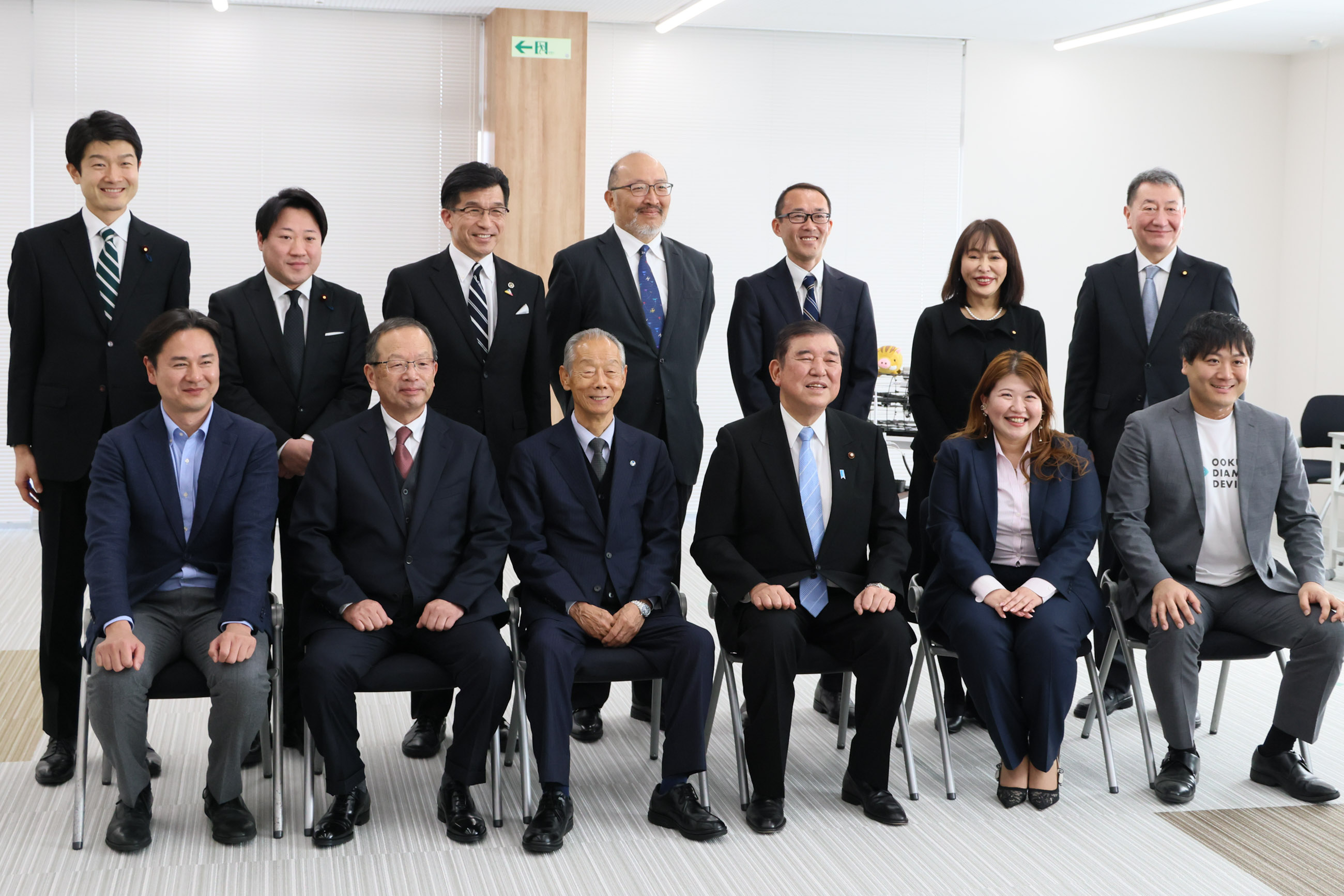 在座谈会合影留念