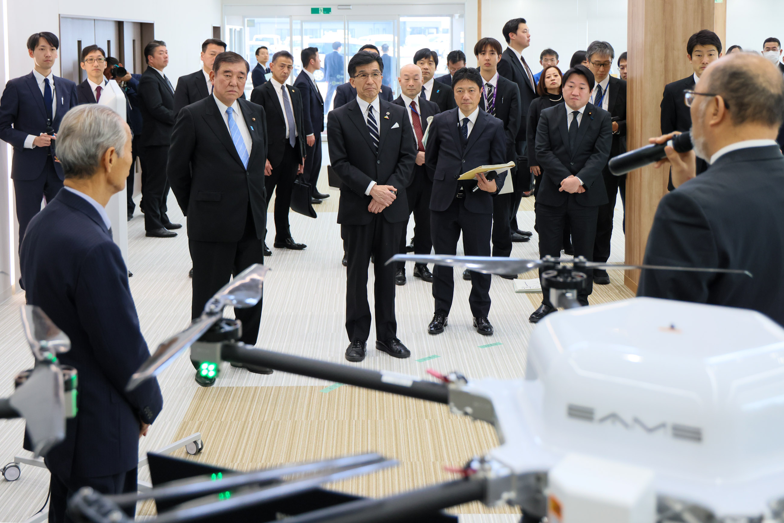石破首相视察机器人制造企业的研发基地2
