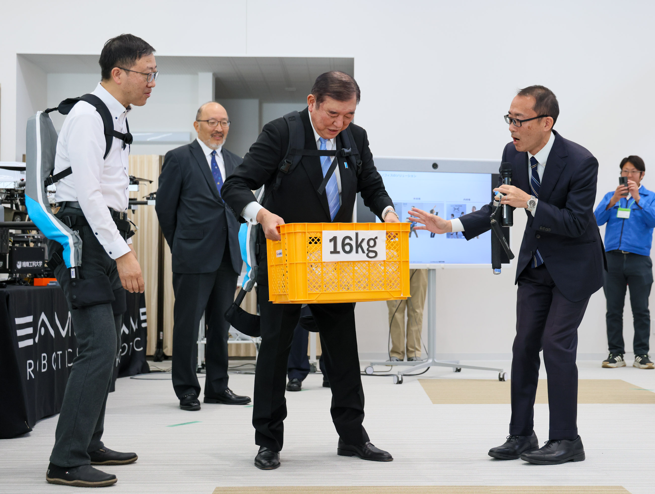 石破首相视察机器人制造企业的研发基地3