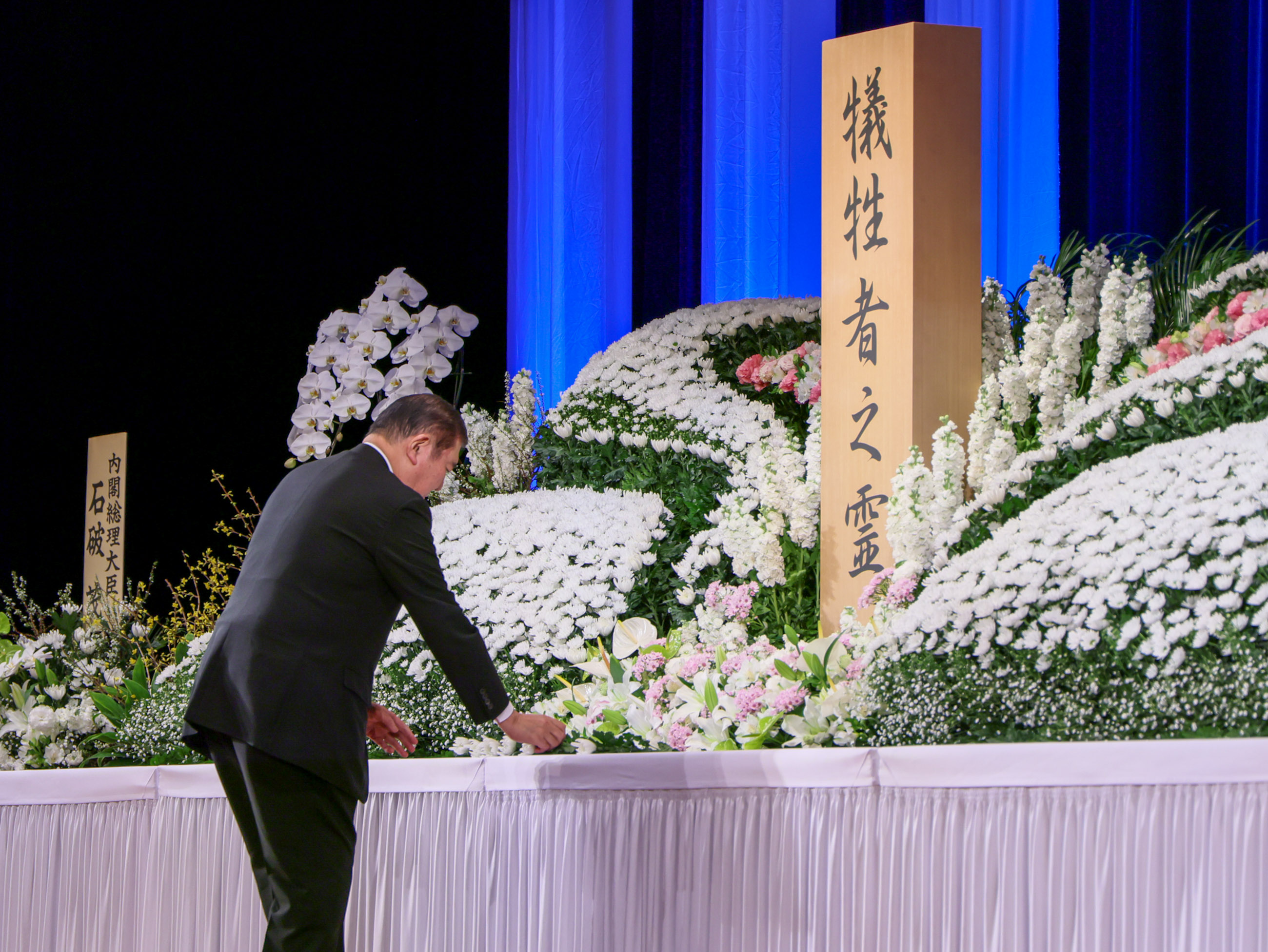 石破首相进行献花2