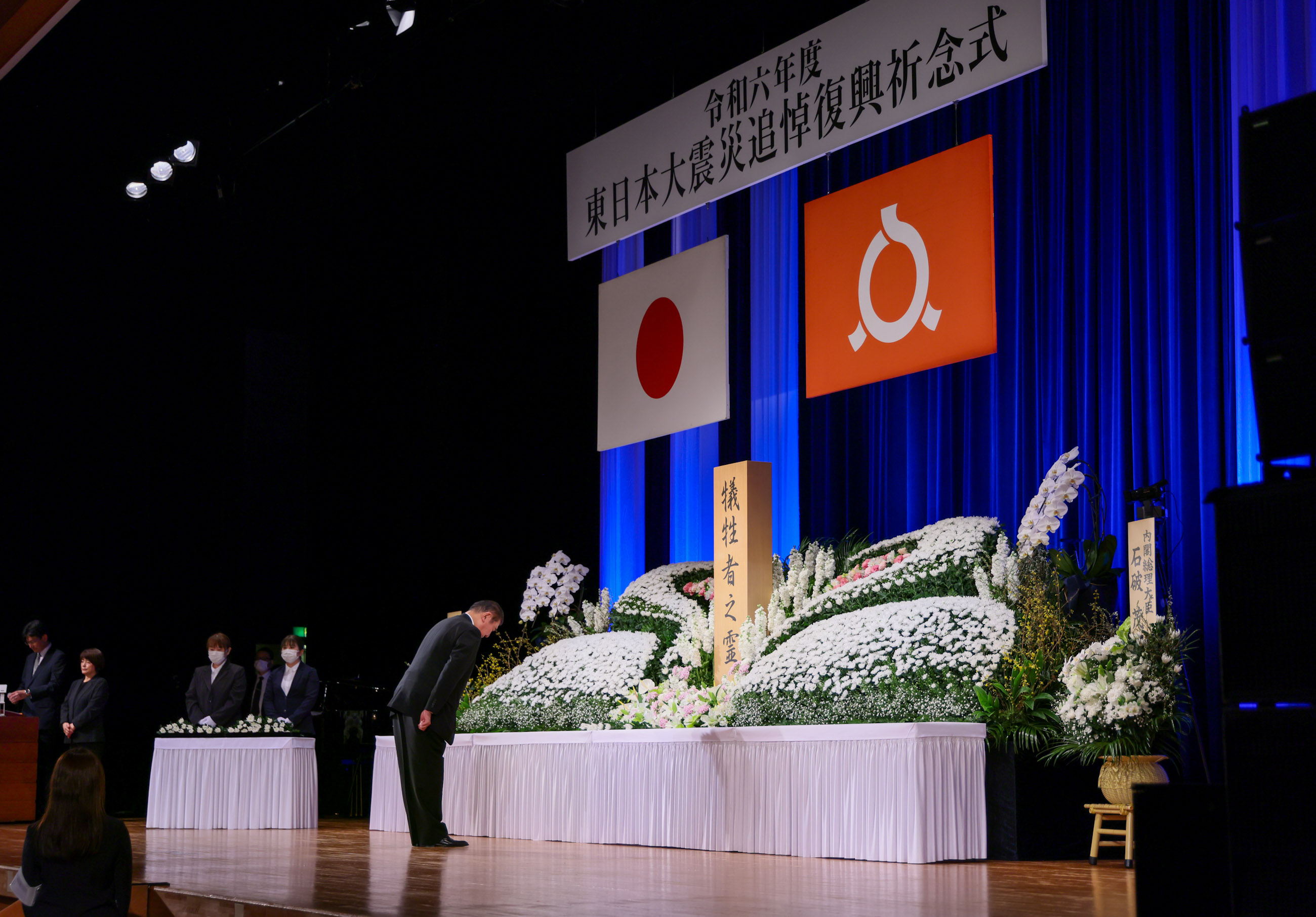 石破首相进行献花3