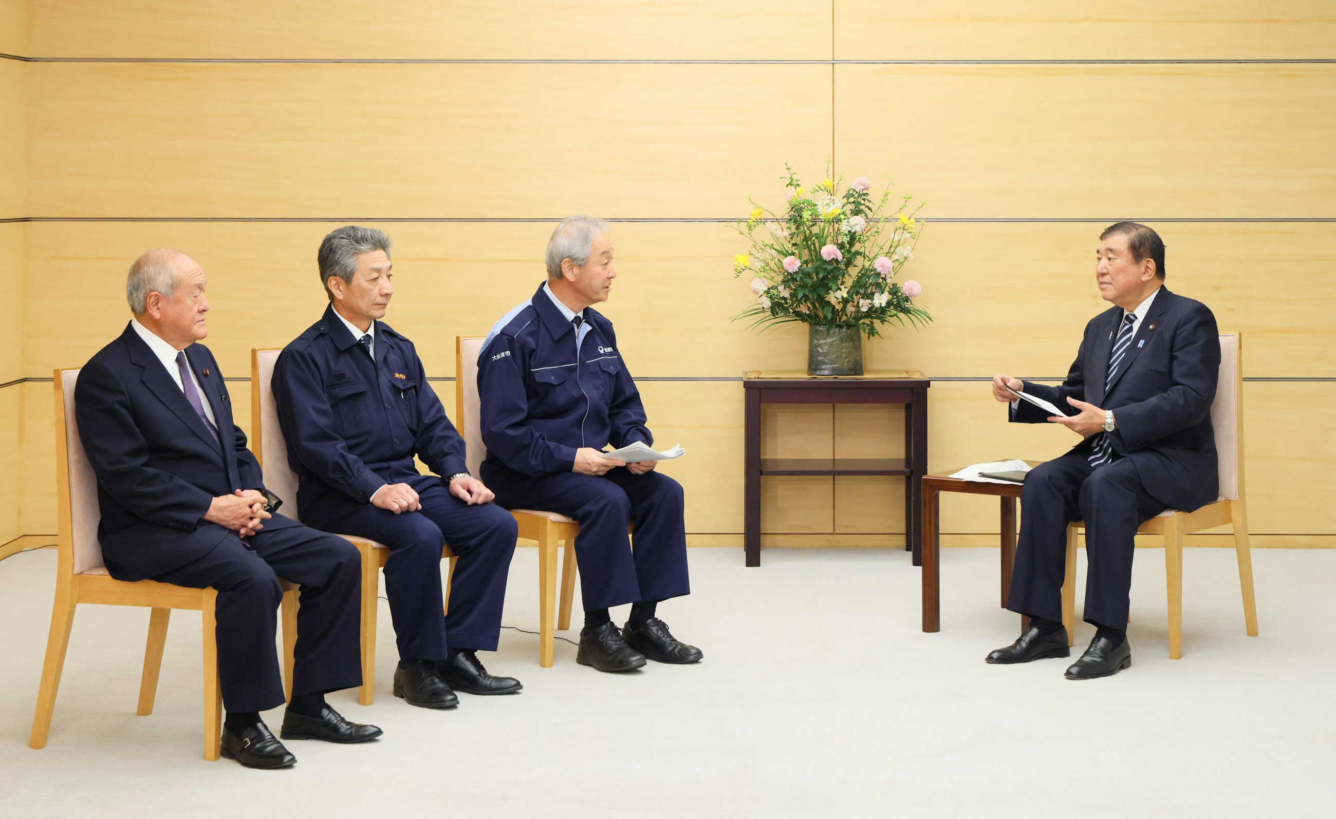 石破首相接受请愿书3