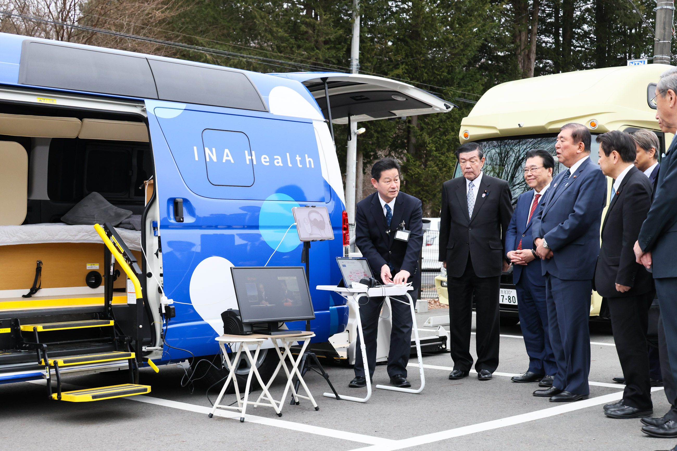 石破首相视察移动医疗车2