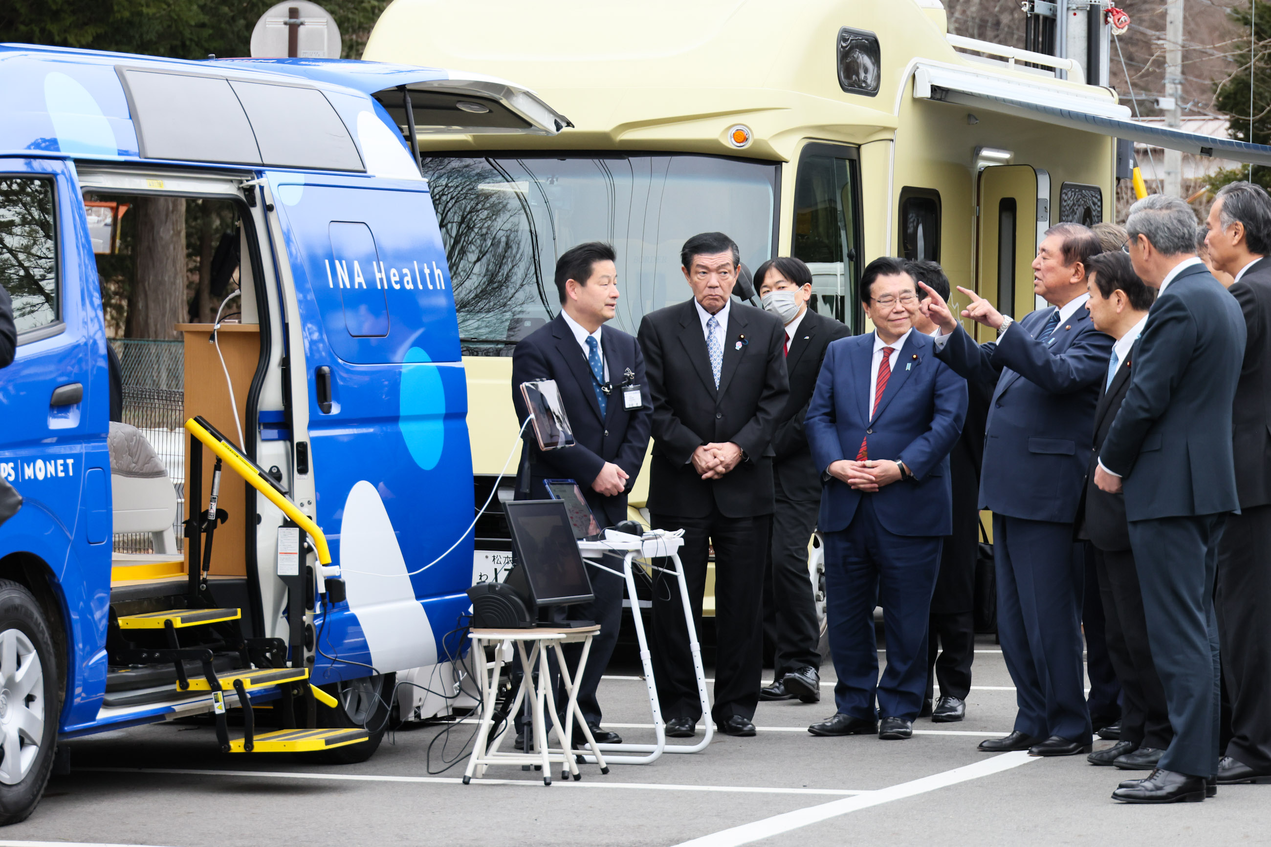 石破首相视察移动医疗车3