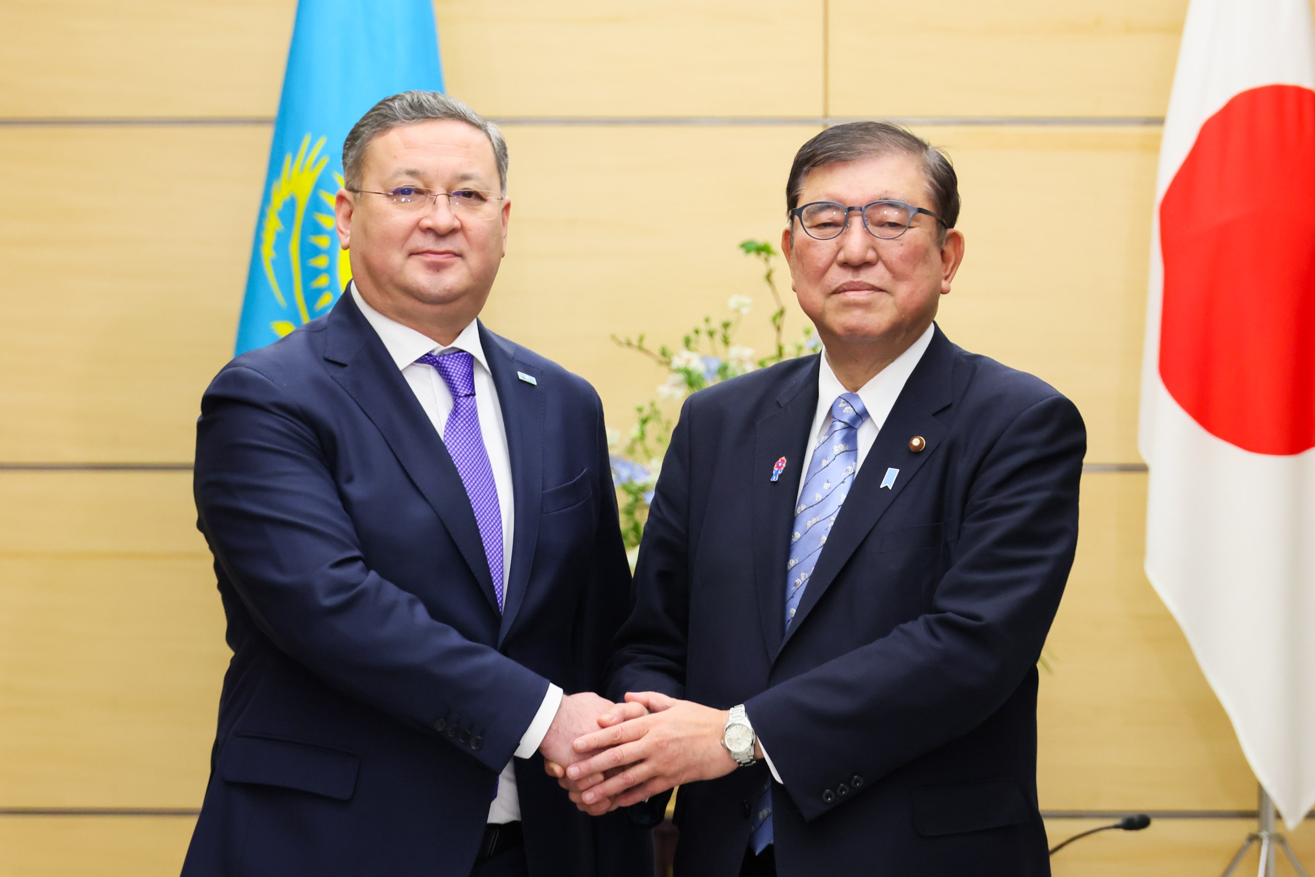 会见哈萨克斯坦副总理兼外长努尔特列乌