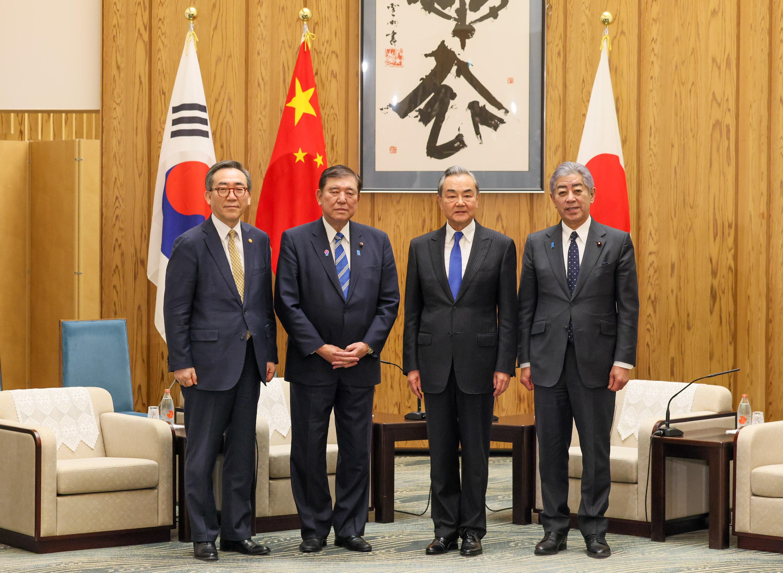 会见中国外交部长王毅及韩国外交部长官赵兑烈