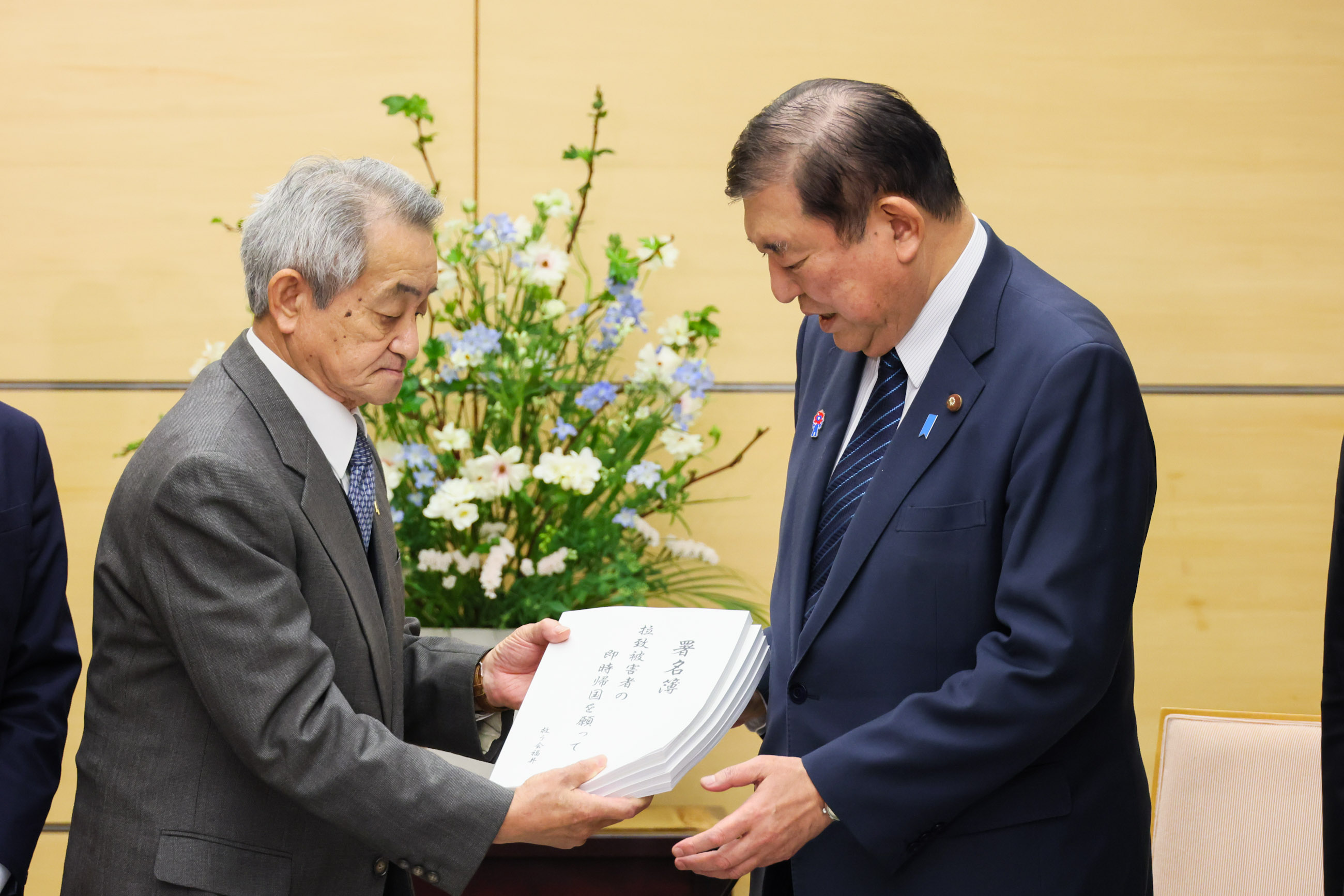 石破首相接受签名簿1