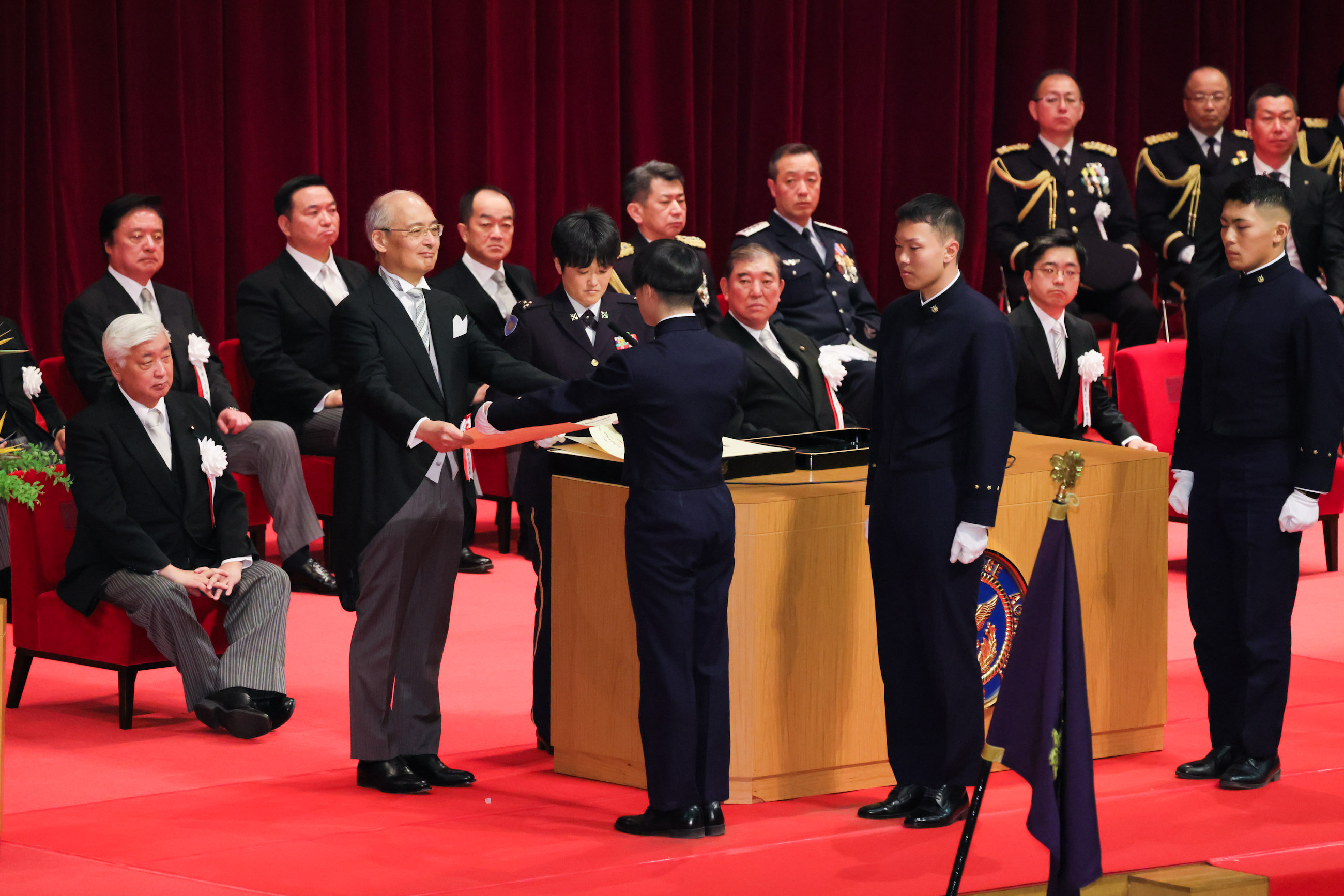 石破首相观看毕业证书颁发仪式