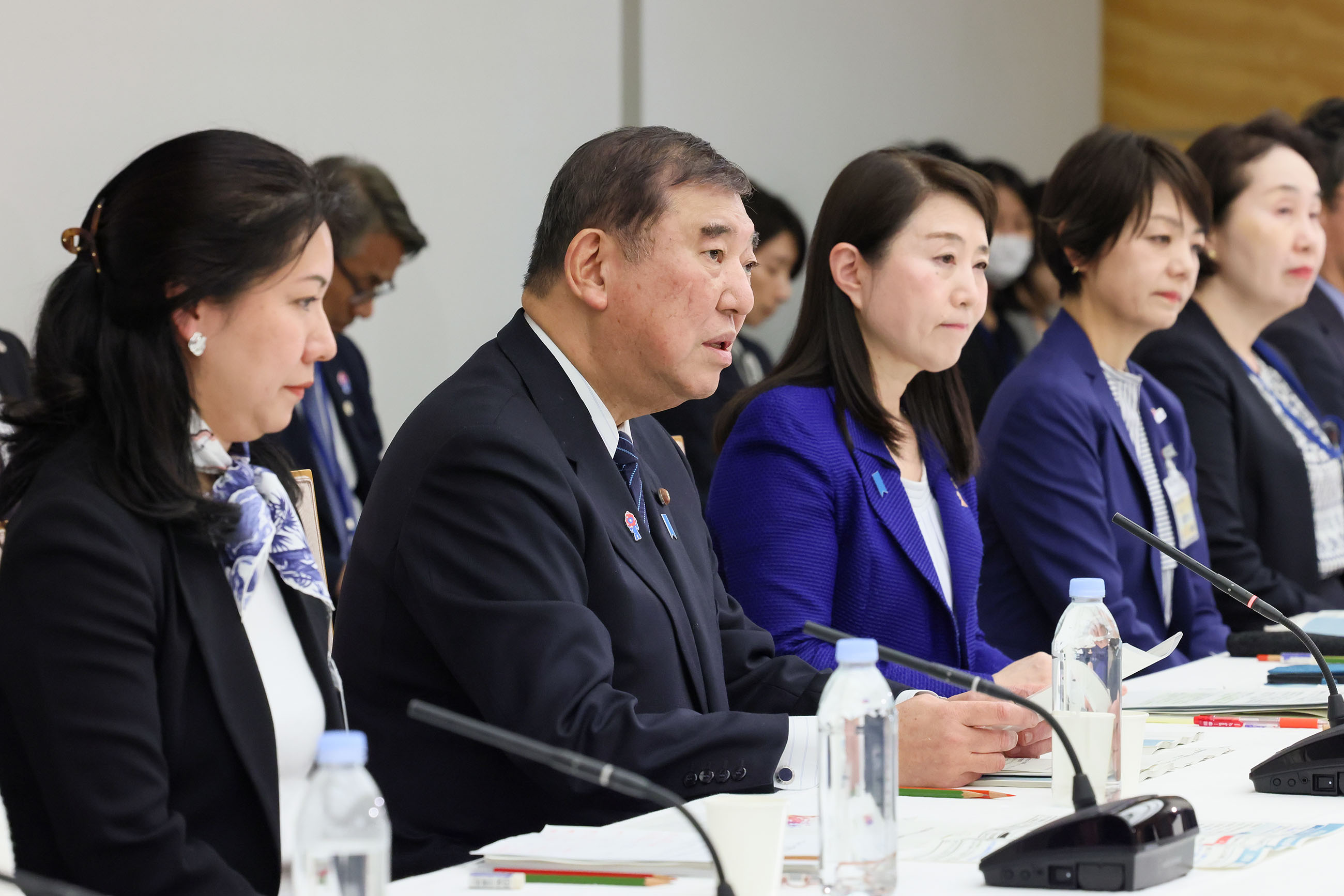 出席提升女性职业生活活跃度项目组会议