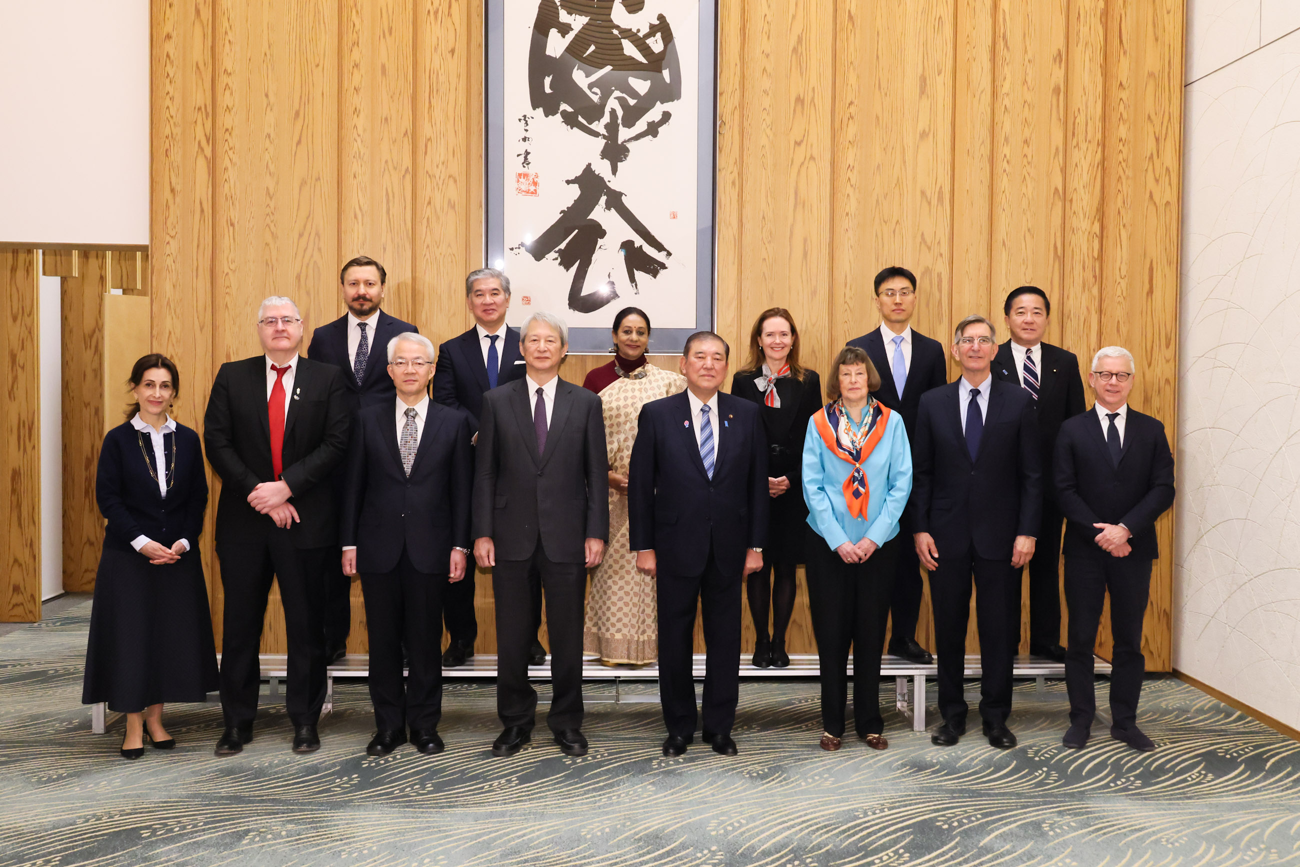 会见“无核武世界”国际贤人会议出席委员一行