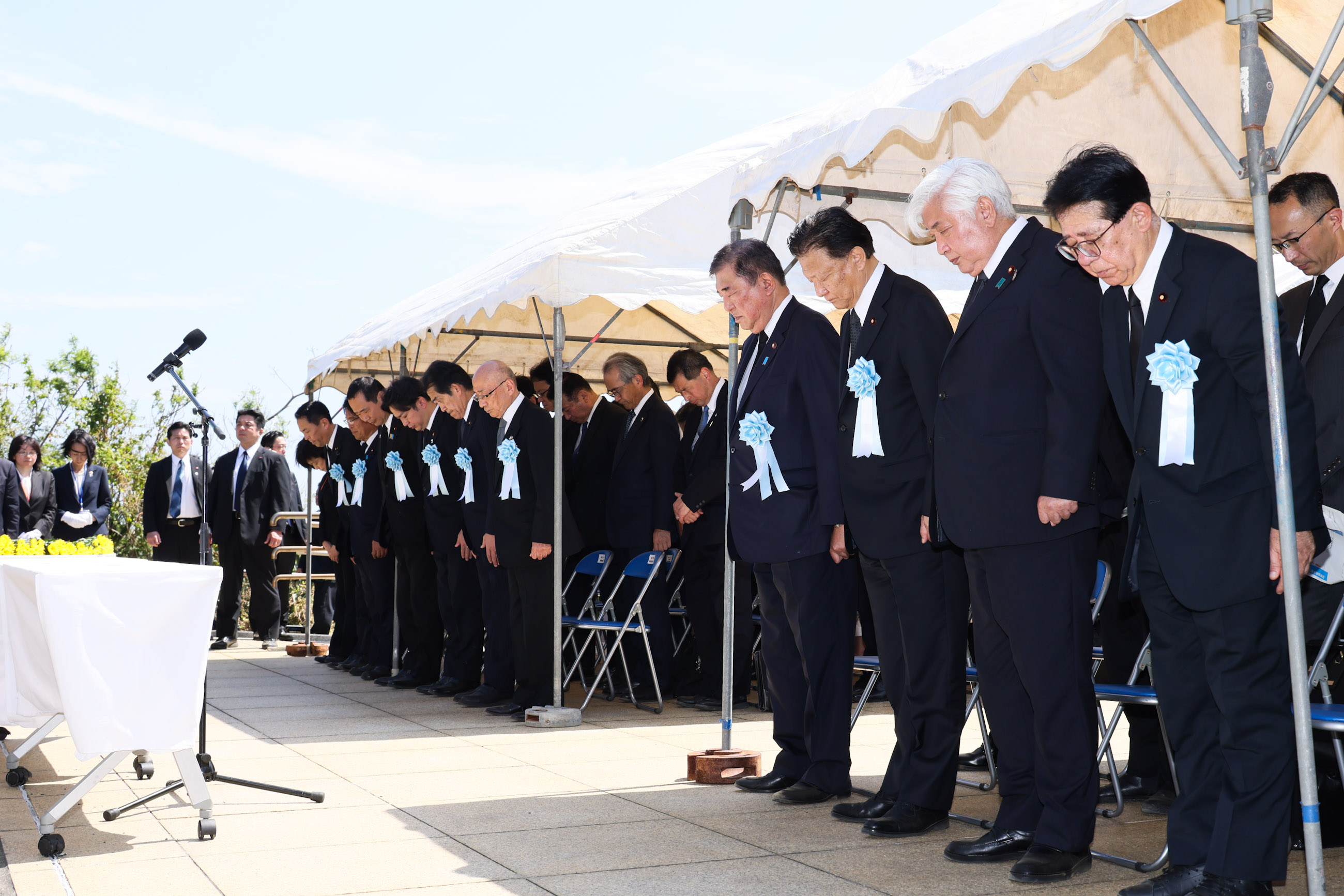 石破首相在硫磺岛战殁者慰灵追悼表彰仪式默哀