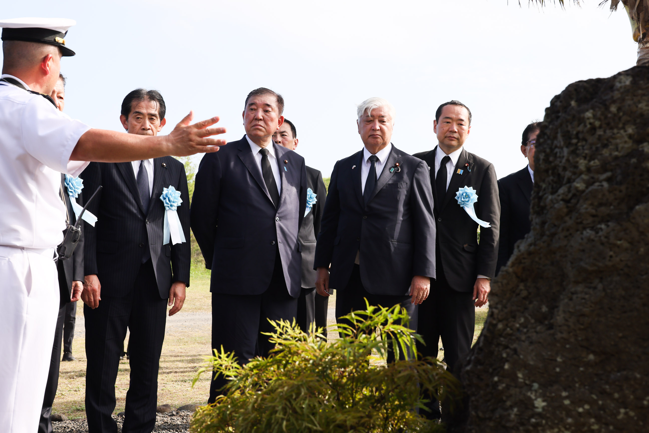 石破首相访问战殁者集中安葬区1