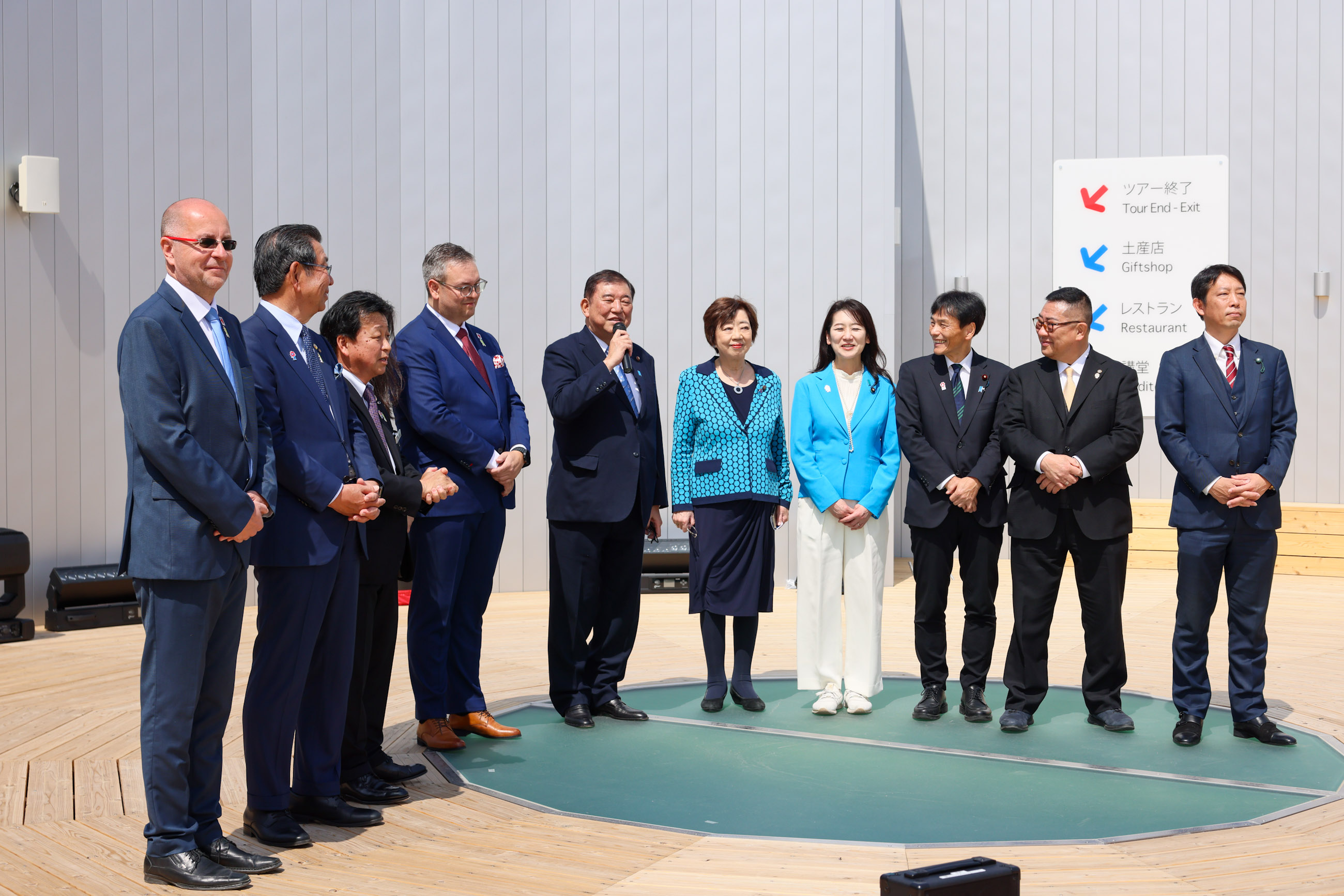 石破首相视察捷克馆3