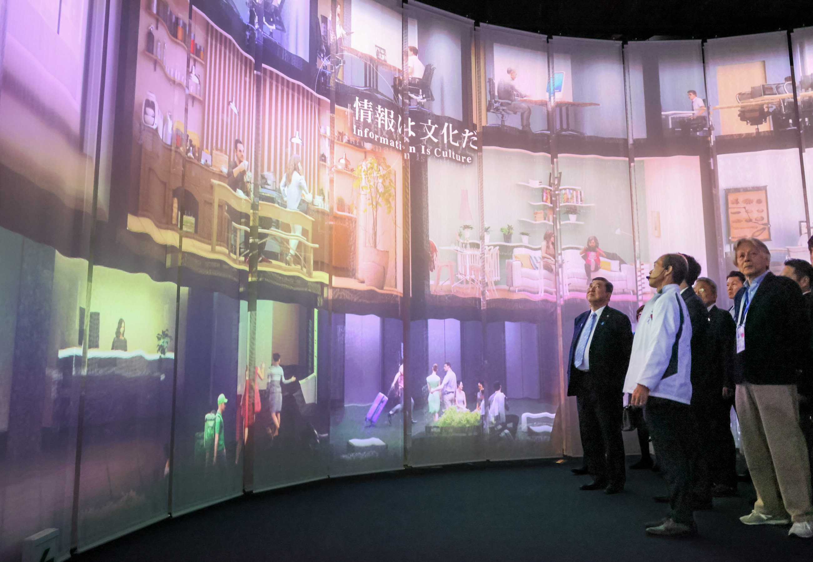 石破首相视察“未来城市”展馆2