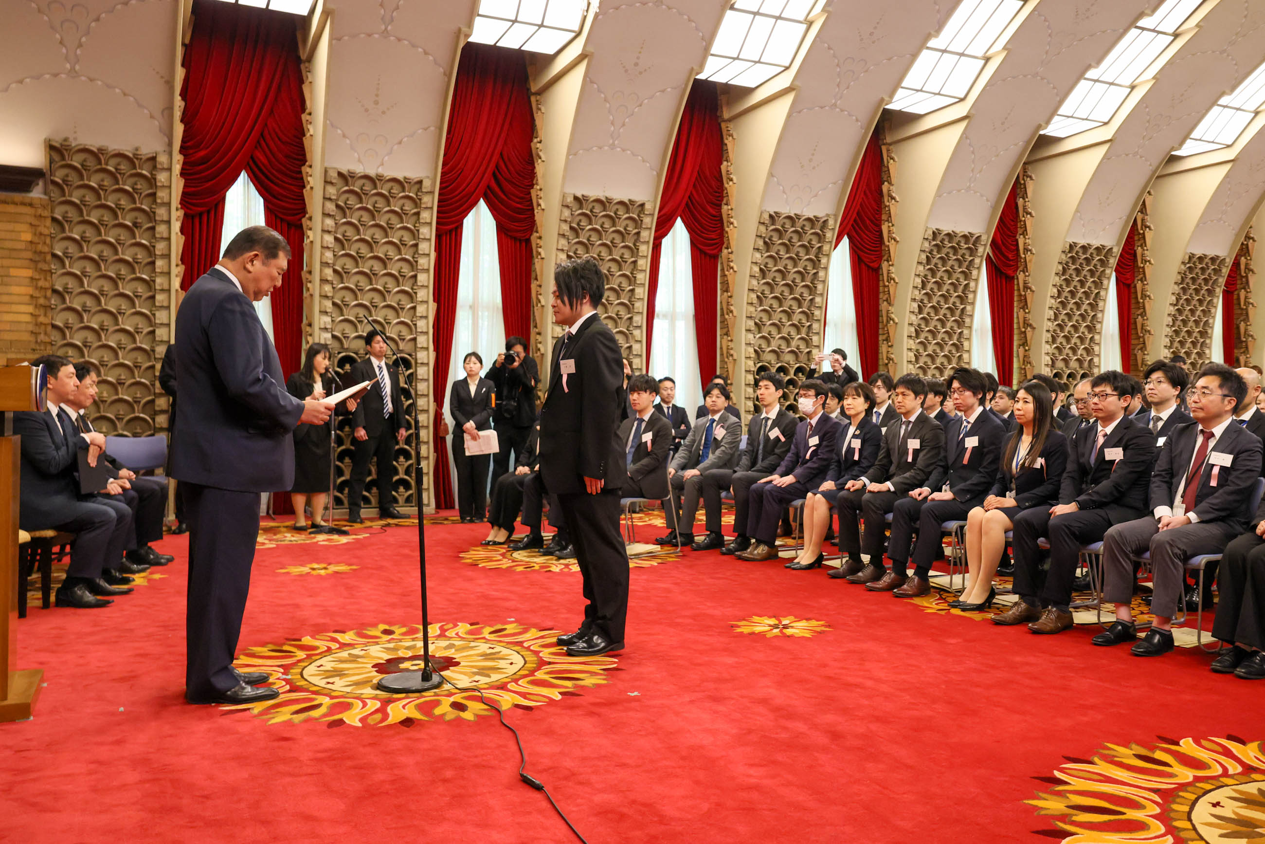 石破首相向地方创生支援官颁发任命书1