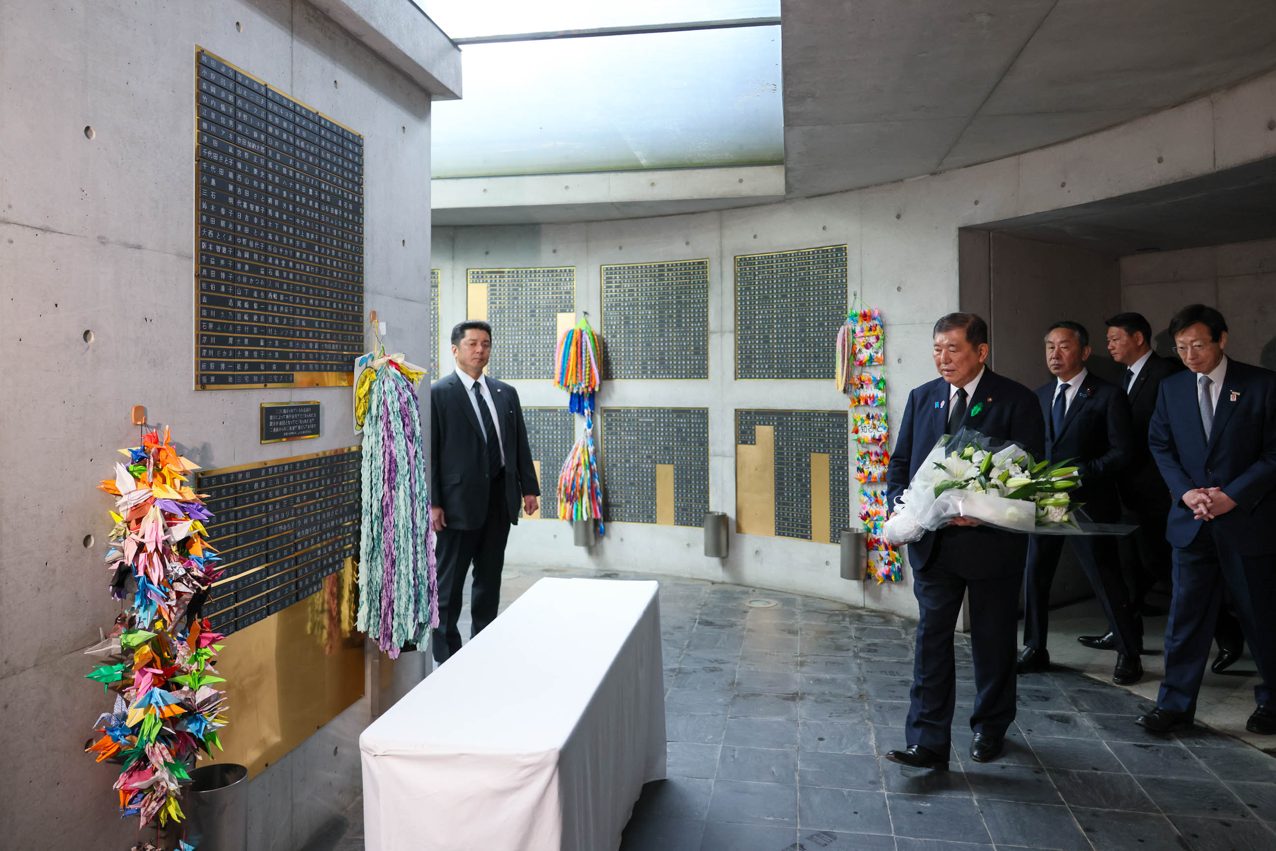 石破首相在祭奠与复兴纪念堂进行献花1