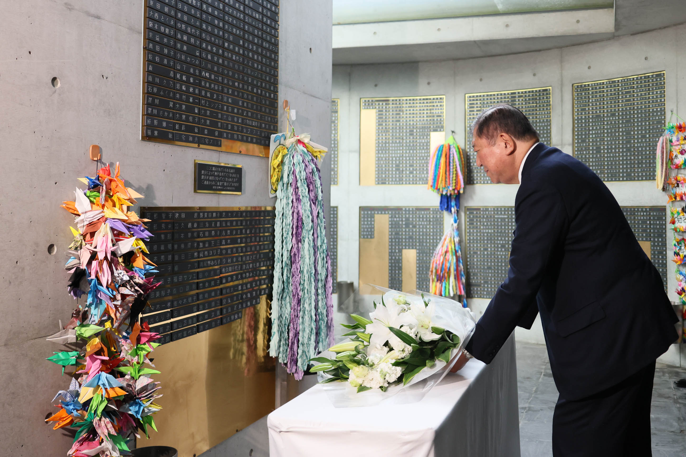 石破首相在祭奠与复兴纪念堂进行献花2