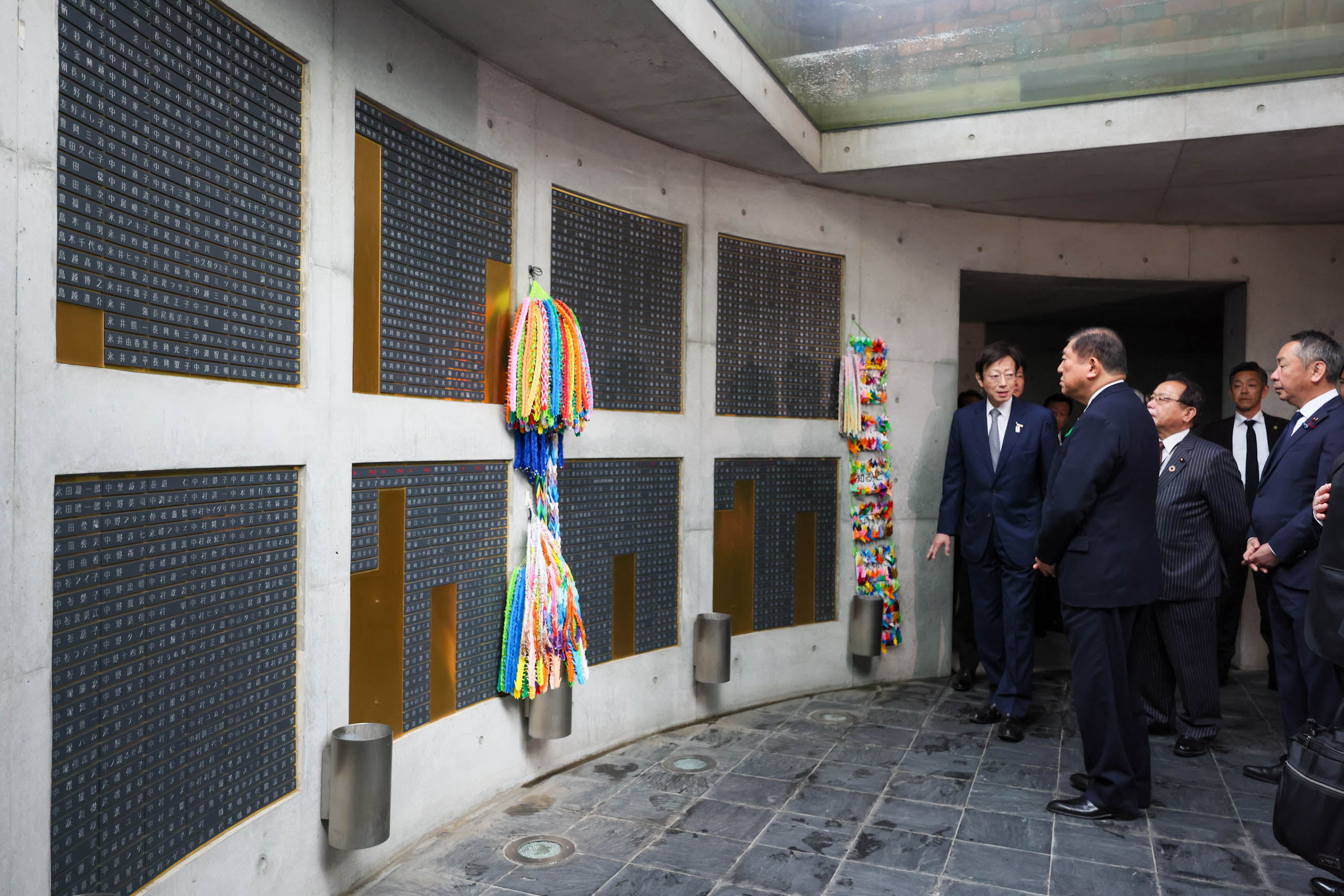 石破首相听取祭奠与复兴纪念堂的介绍1