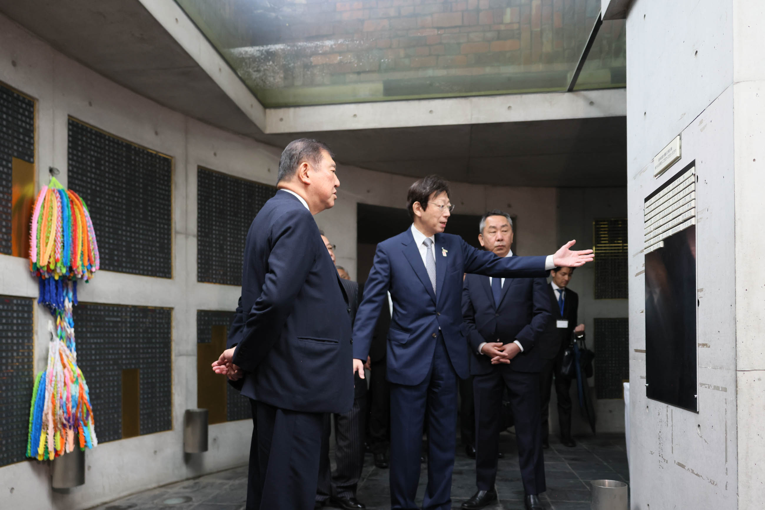 石破首相听取祭奠与复兴纪念堂的介绍2