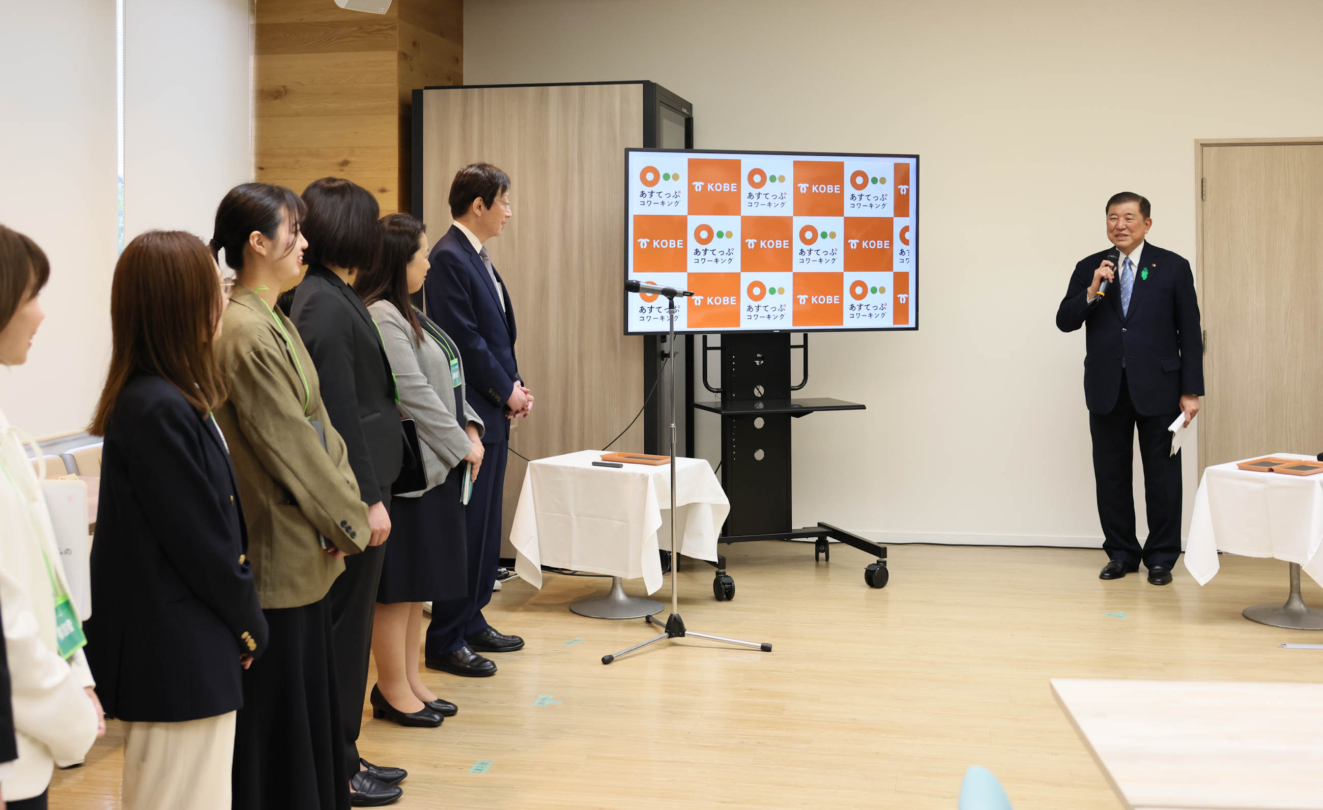 石破首相听取相关举措的介绍2